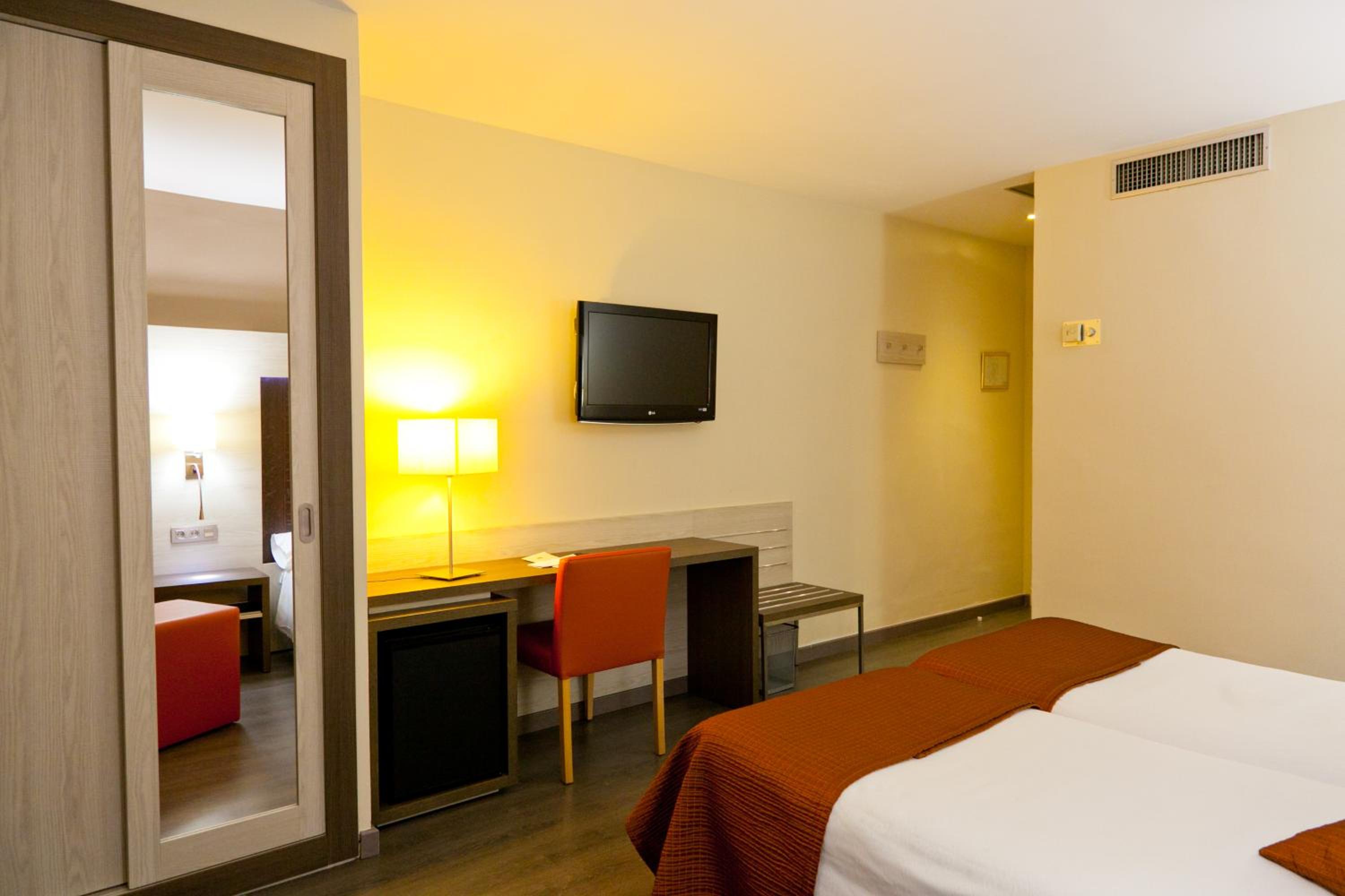 Double or Twin Room - Photo 8