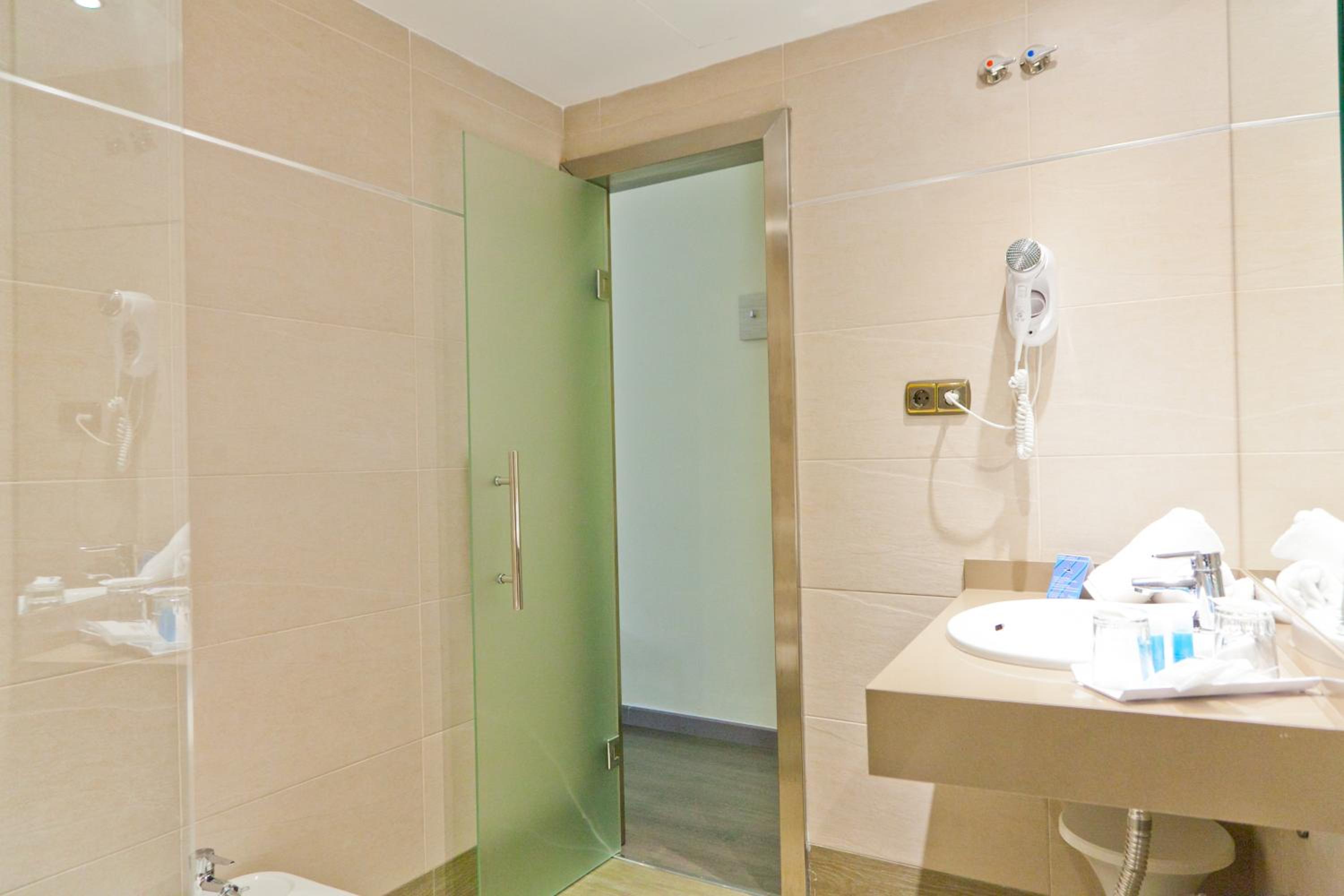 Double or Twin Room - Photo 4