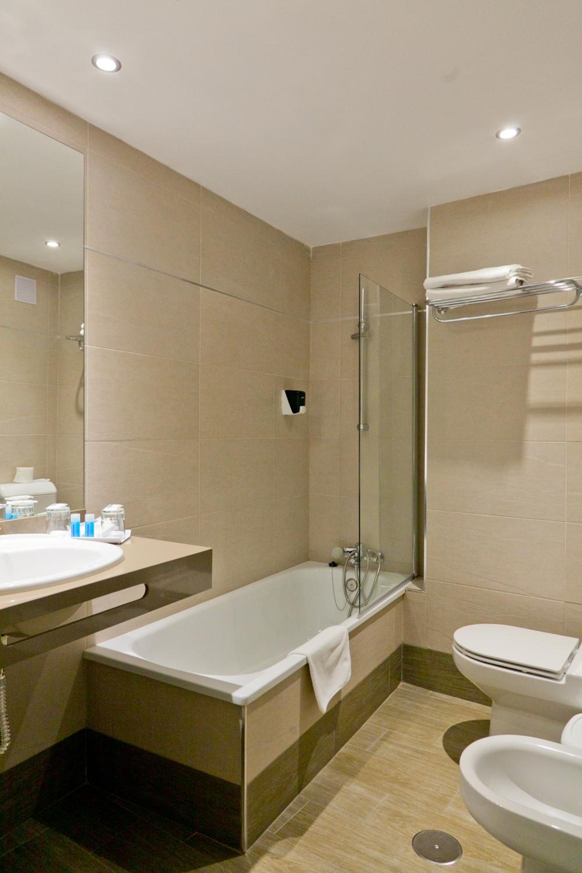 Double or Twin Room - Photo 11