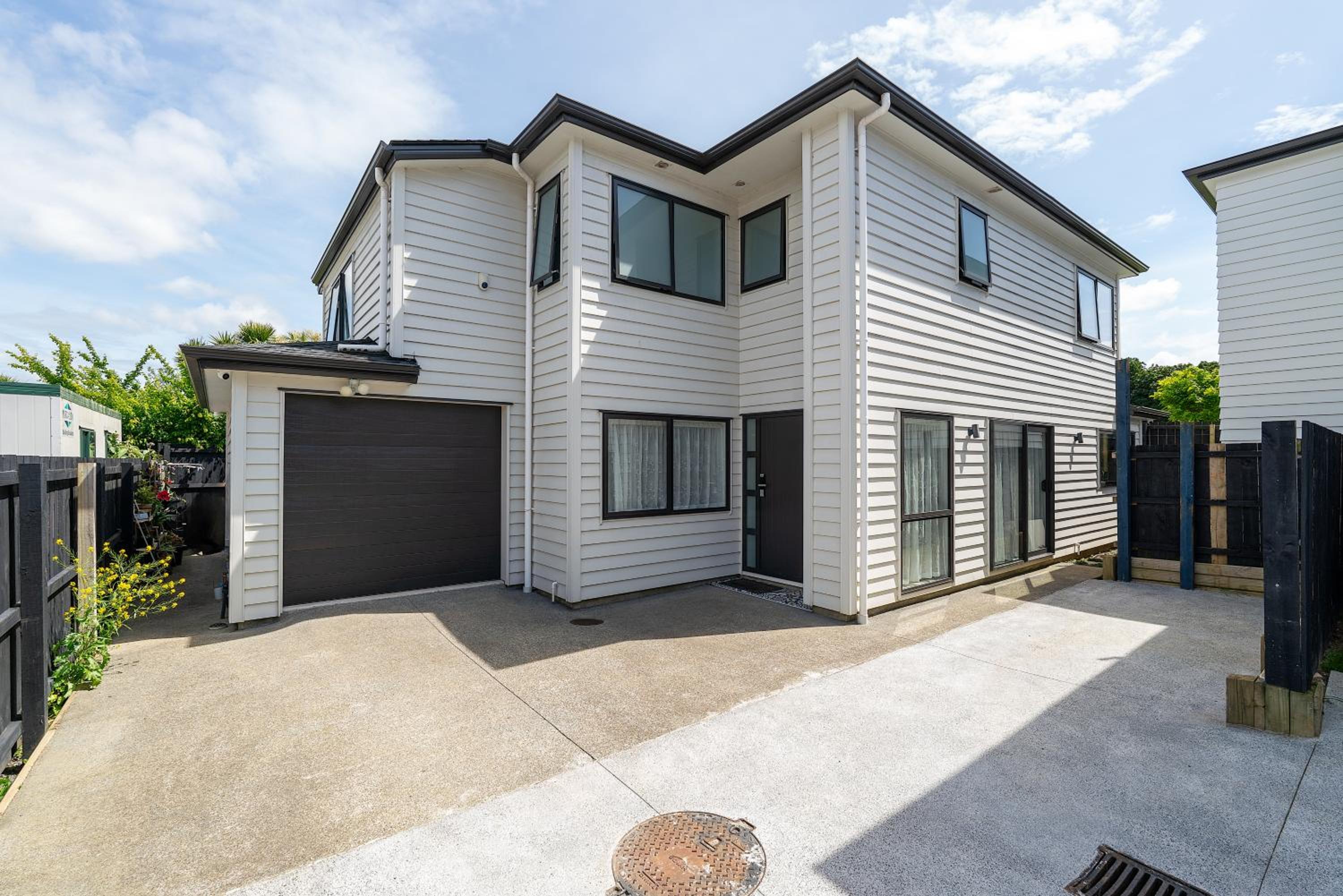 Five-Bedroom House - Photo 30