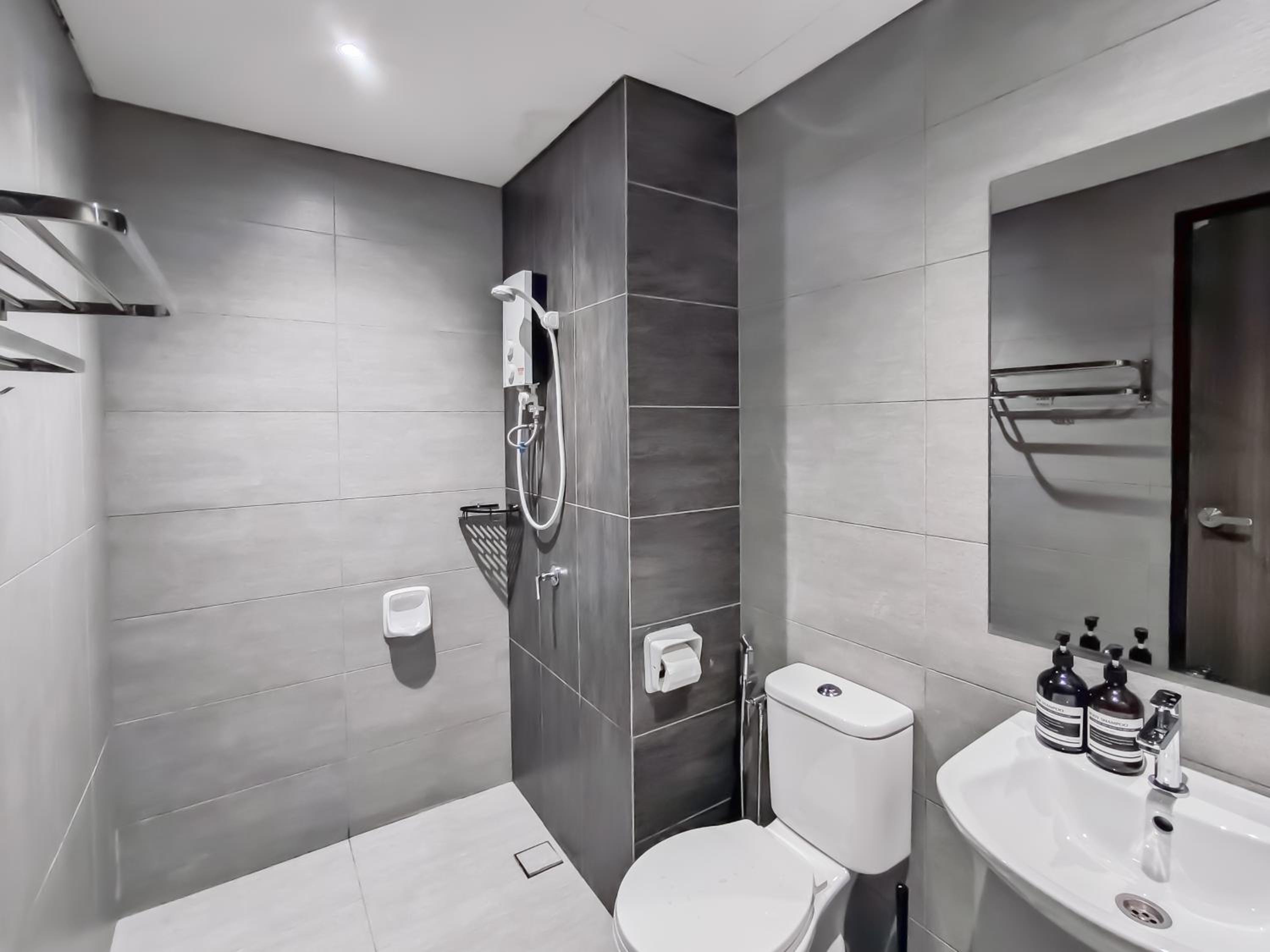 Two-Bedroom Deluxe Apartment - Photo 8
