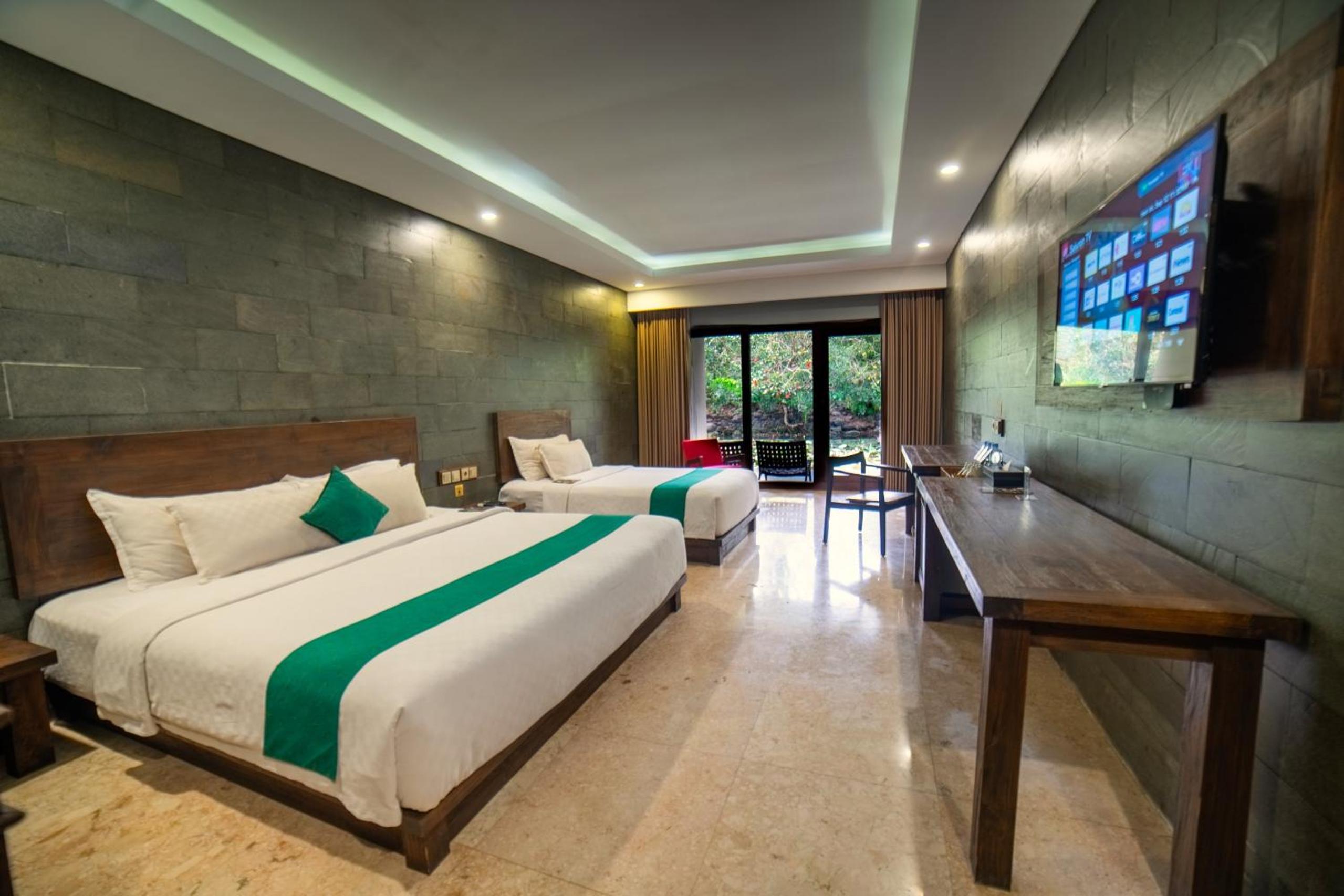 Family Room with River View photo 1