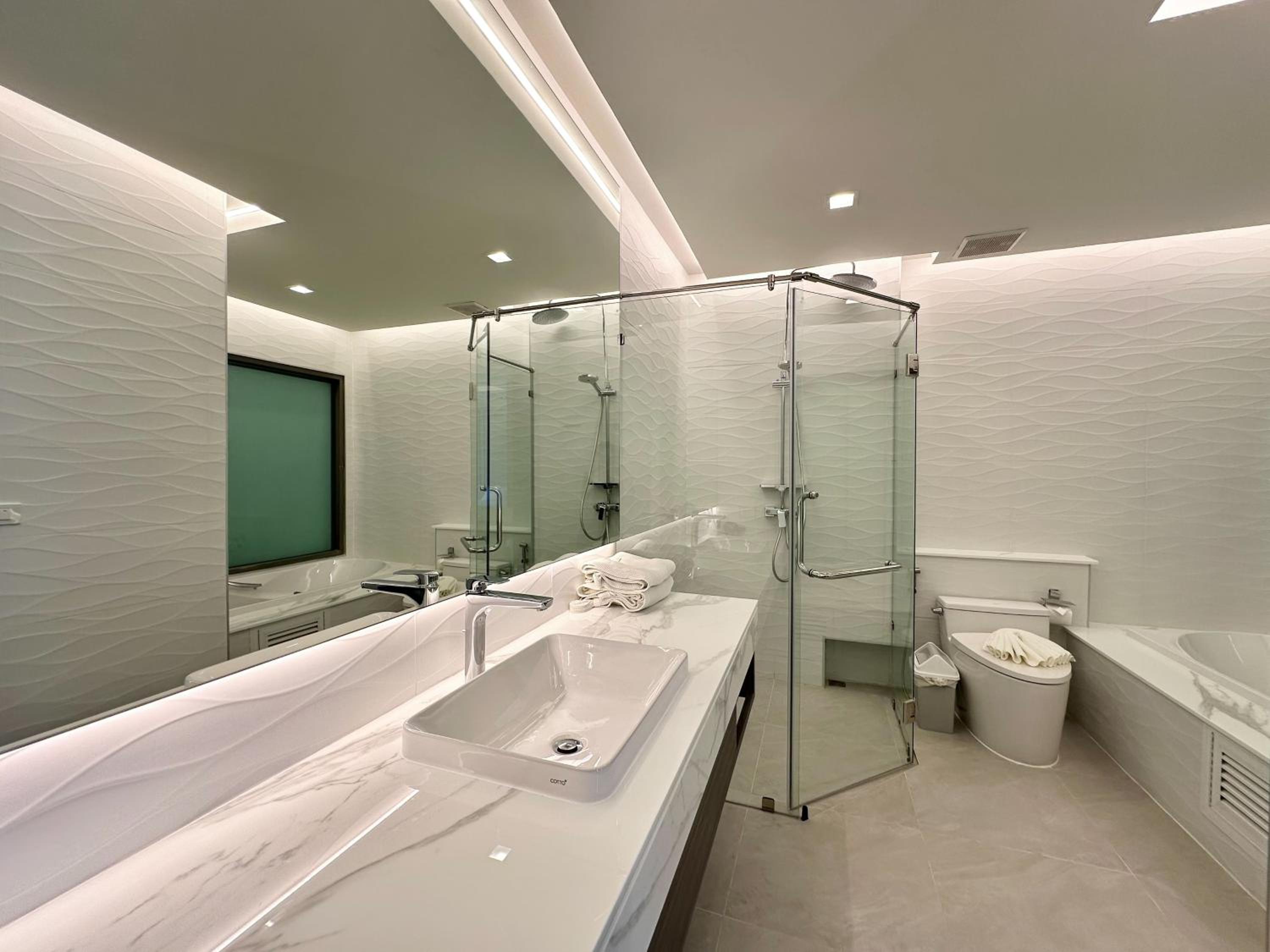 One-Bedroom Suite - Photo 4