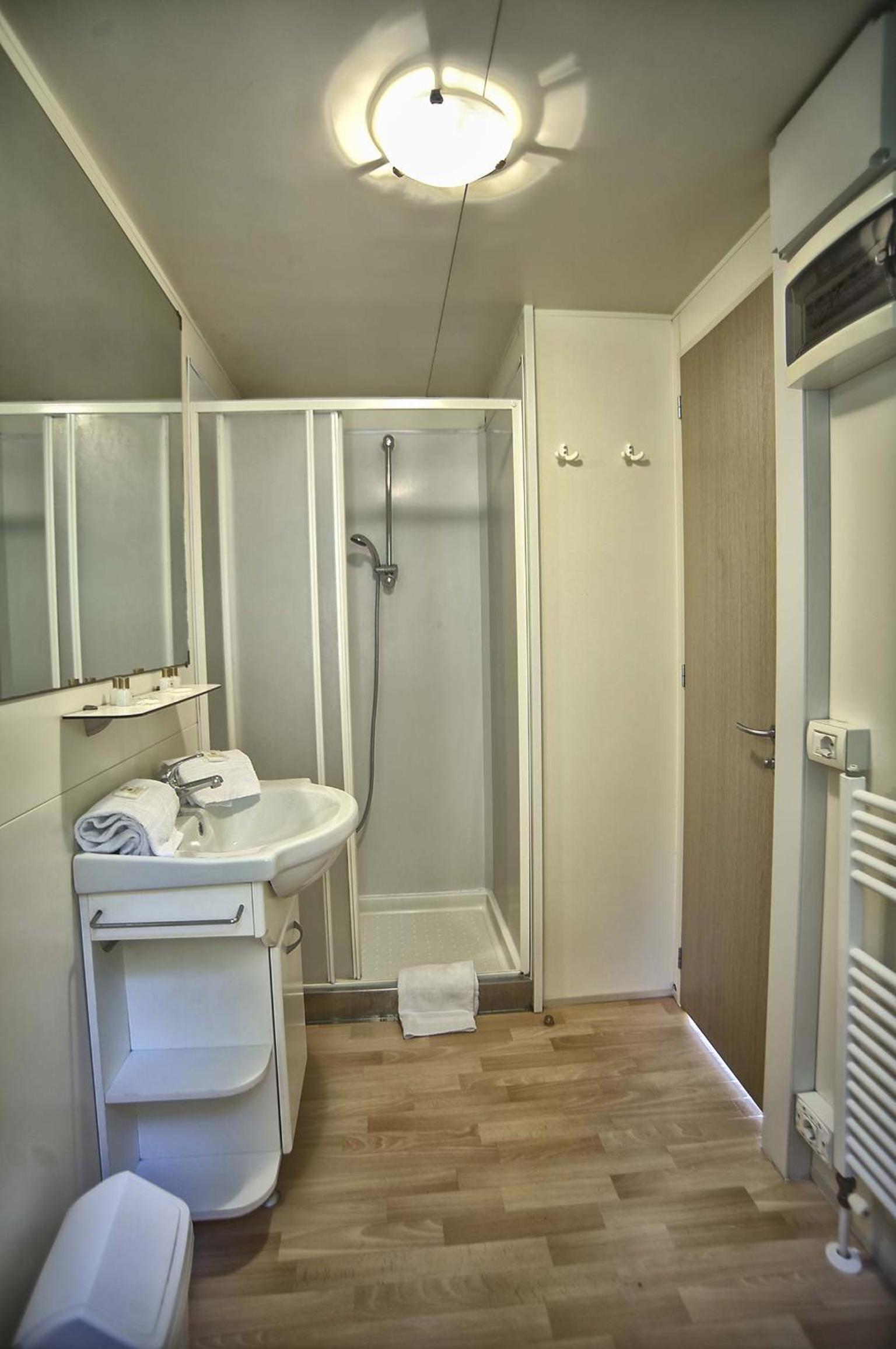 One-Bedroom Bungalow with Kitchenette and Patio photo 3