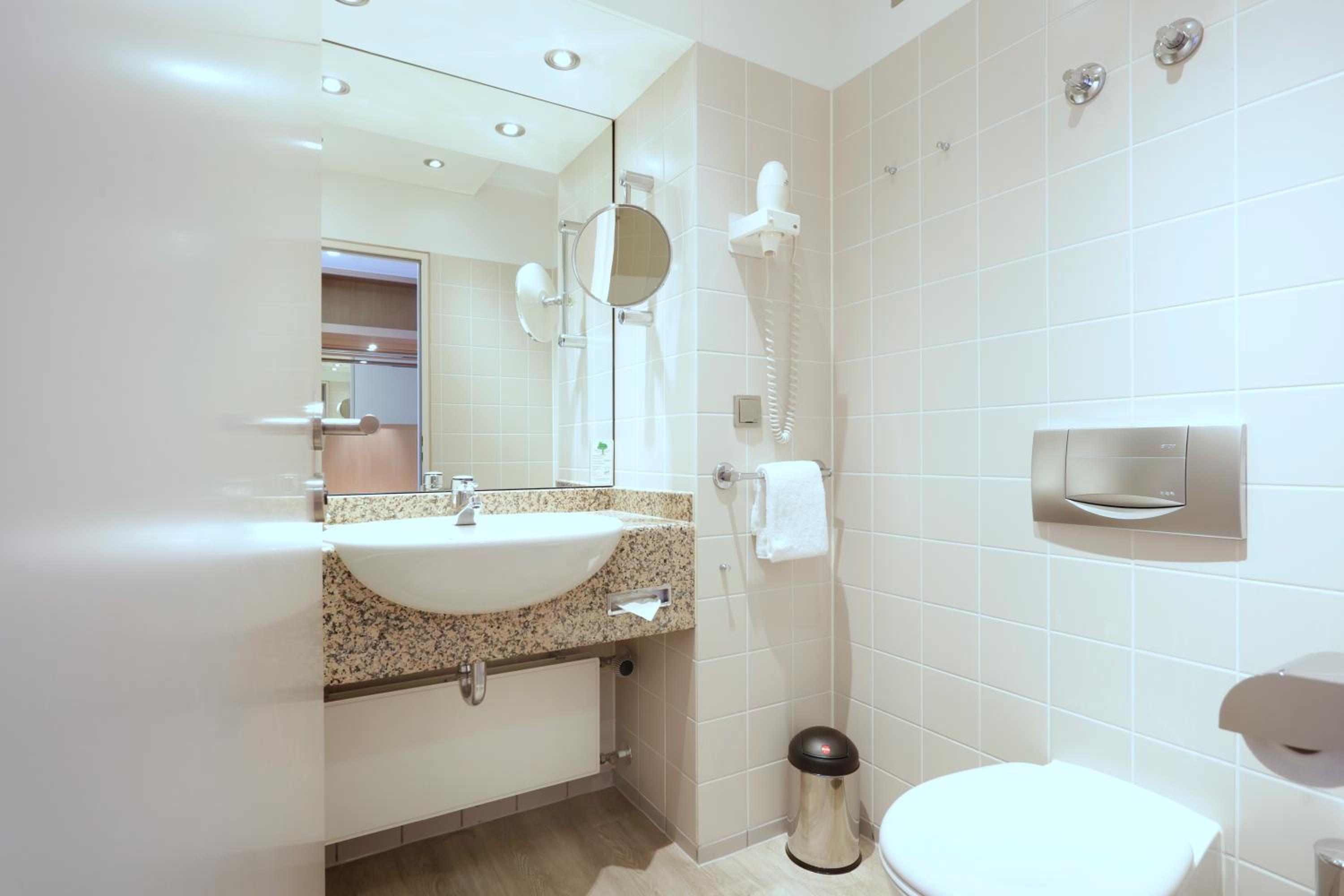 Deluxe Queen Room - Photo 28