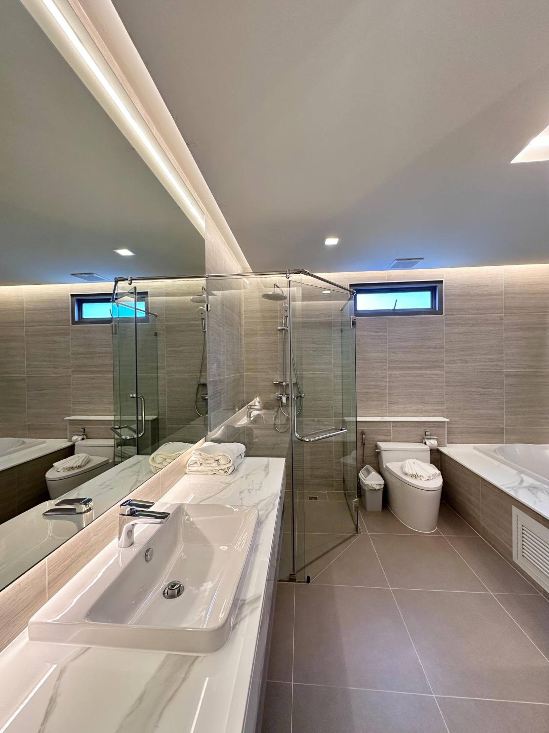 Deluxe Family Suite - Photo 7