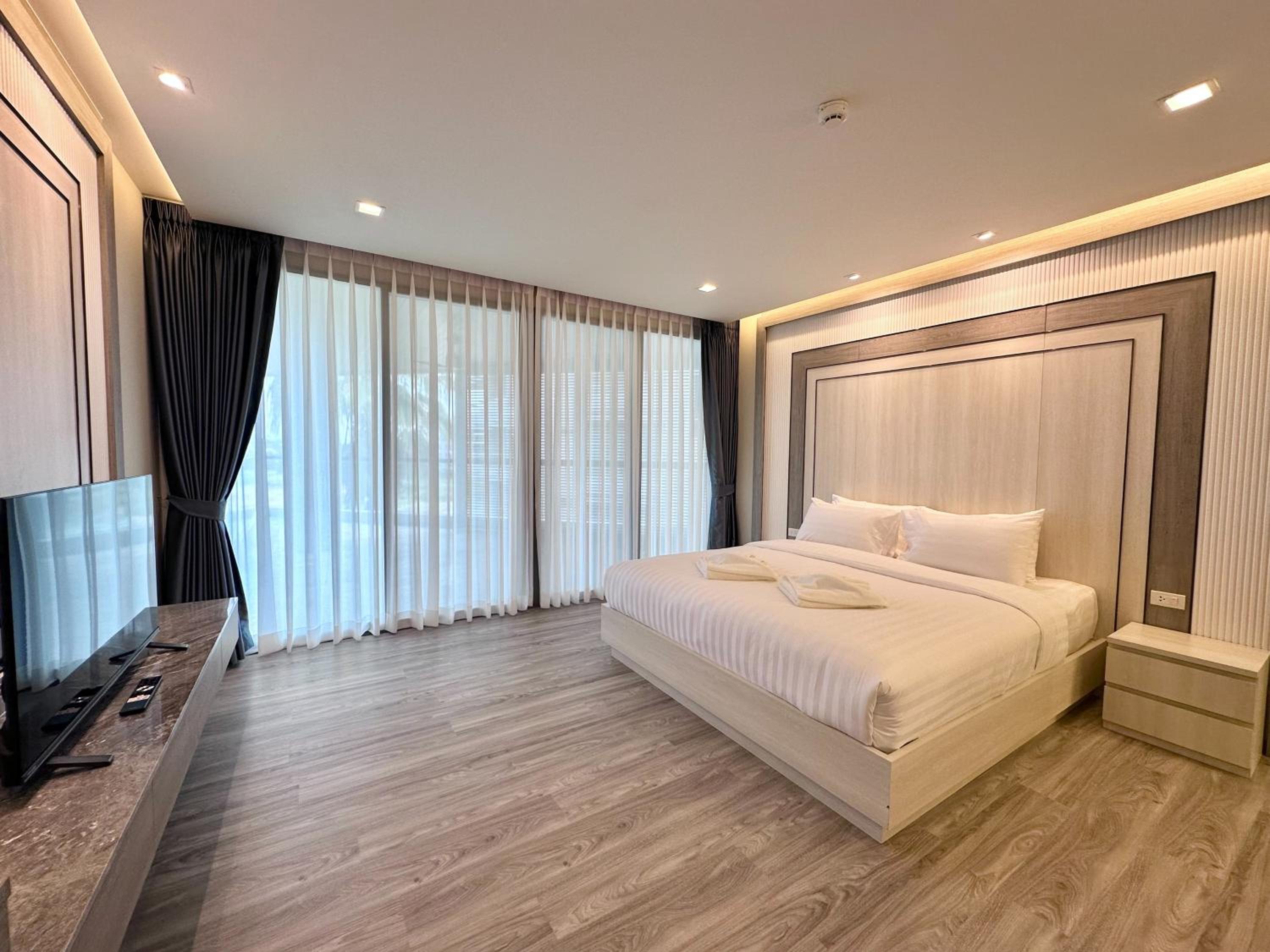 Deluxe Family Suite - Photo 4
