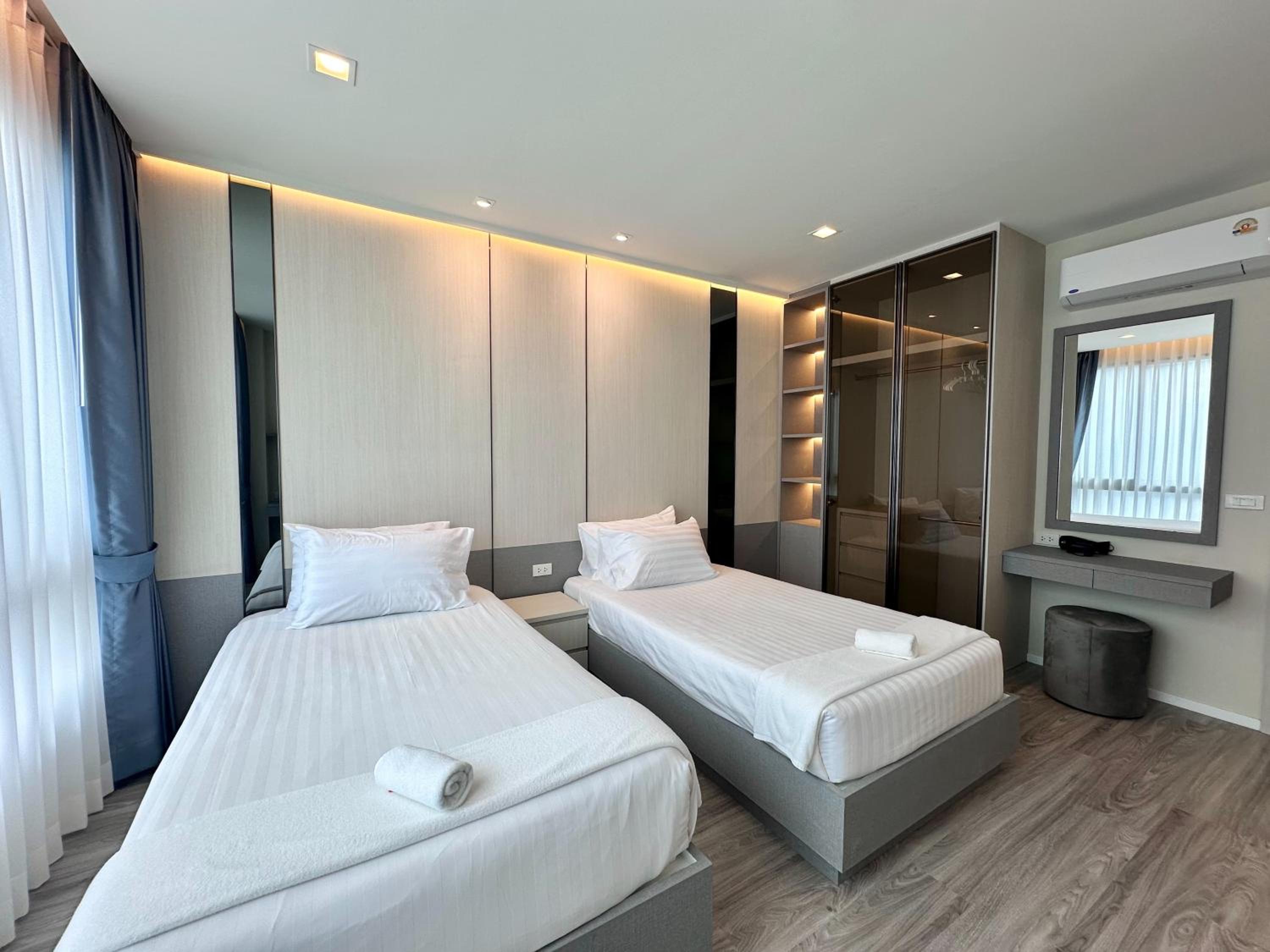 Deluxe Family Suite - Photo 9