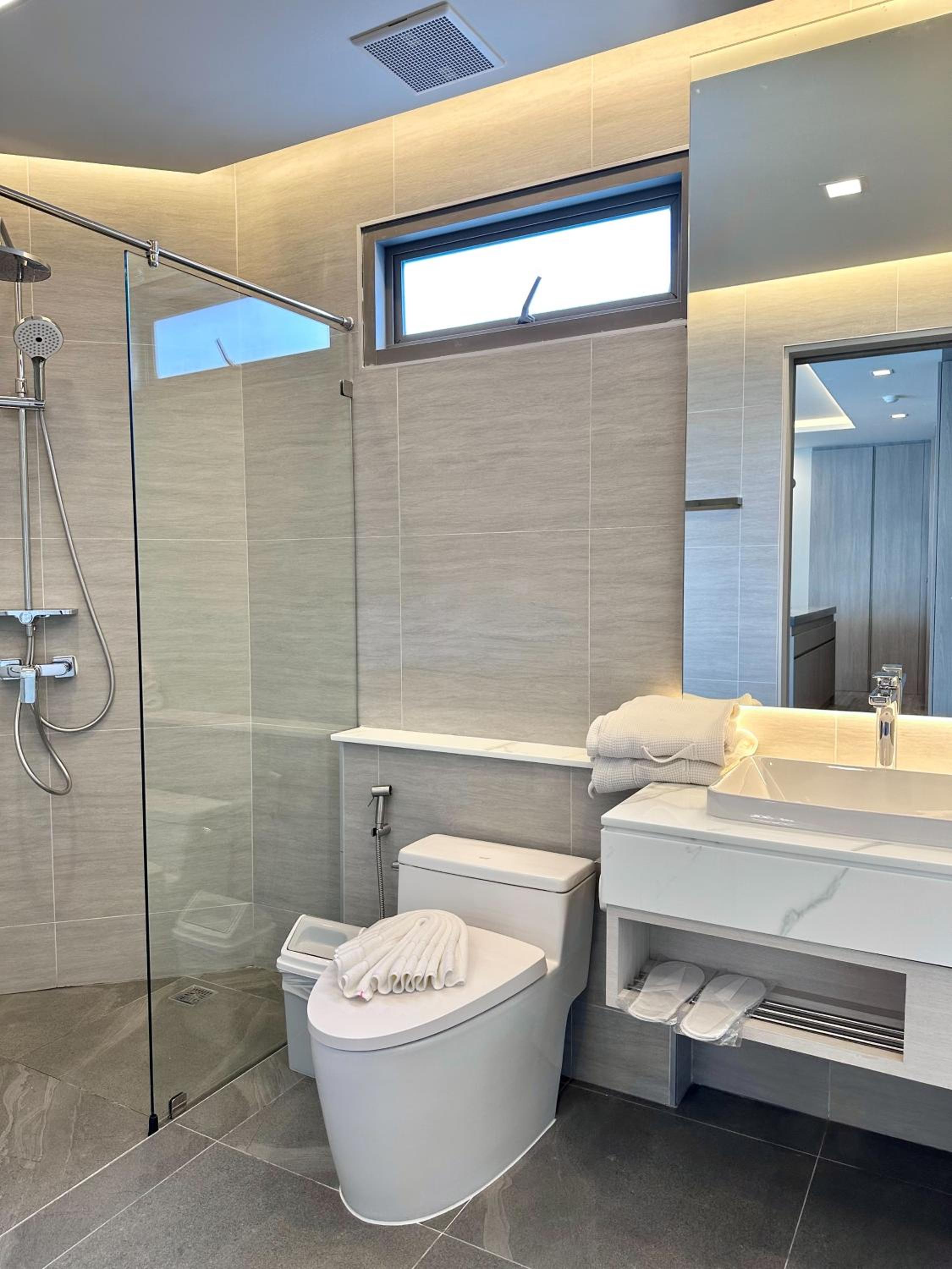 Deluxe Family Suite - Photo 2