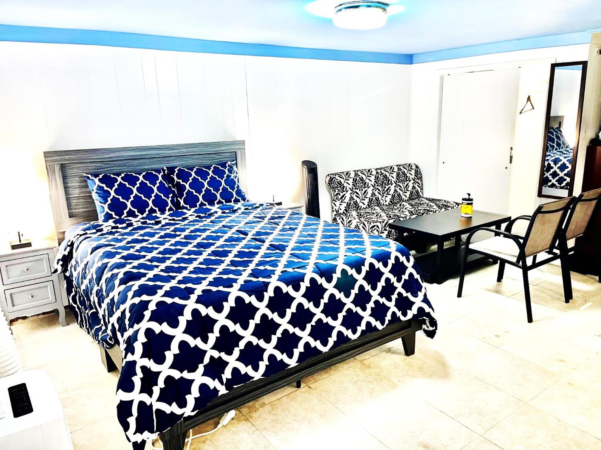 One-Bedroom Apartment photo 1