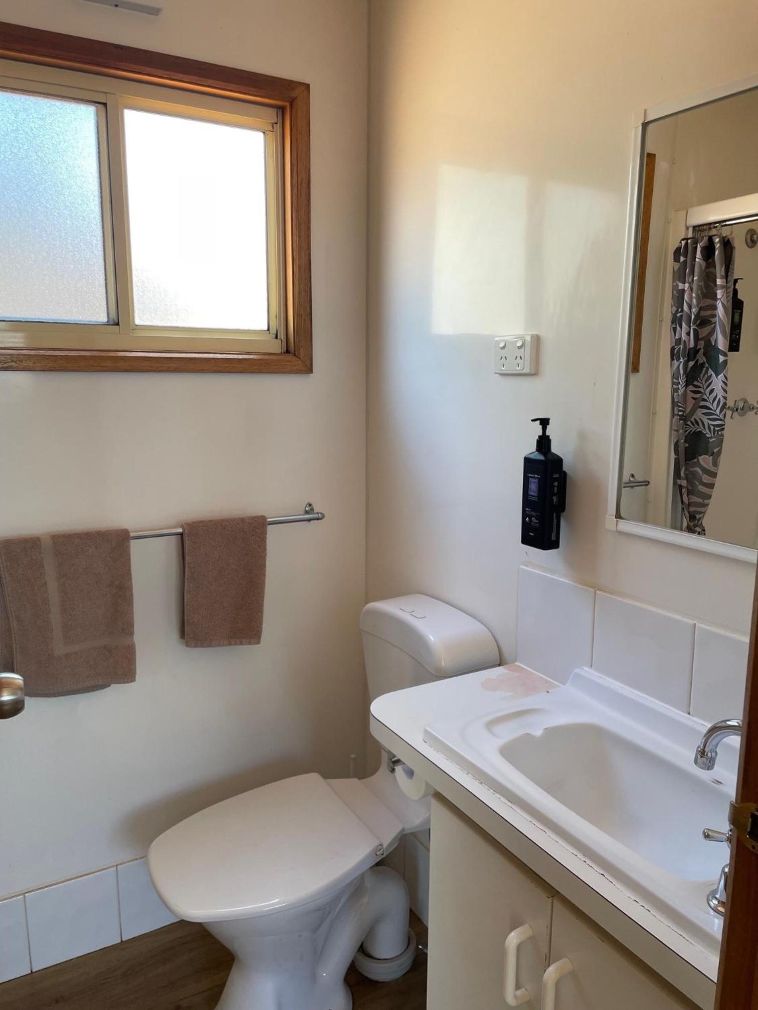 Budget Cabin 2BR 5 Berth - Pets Upon Request photo 3