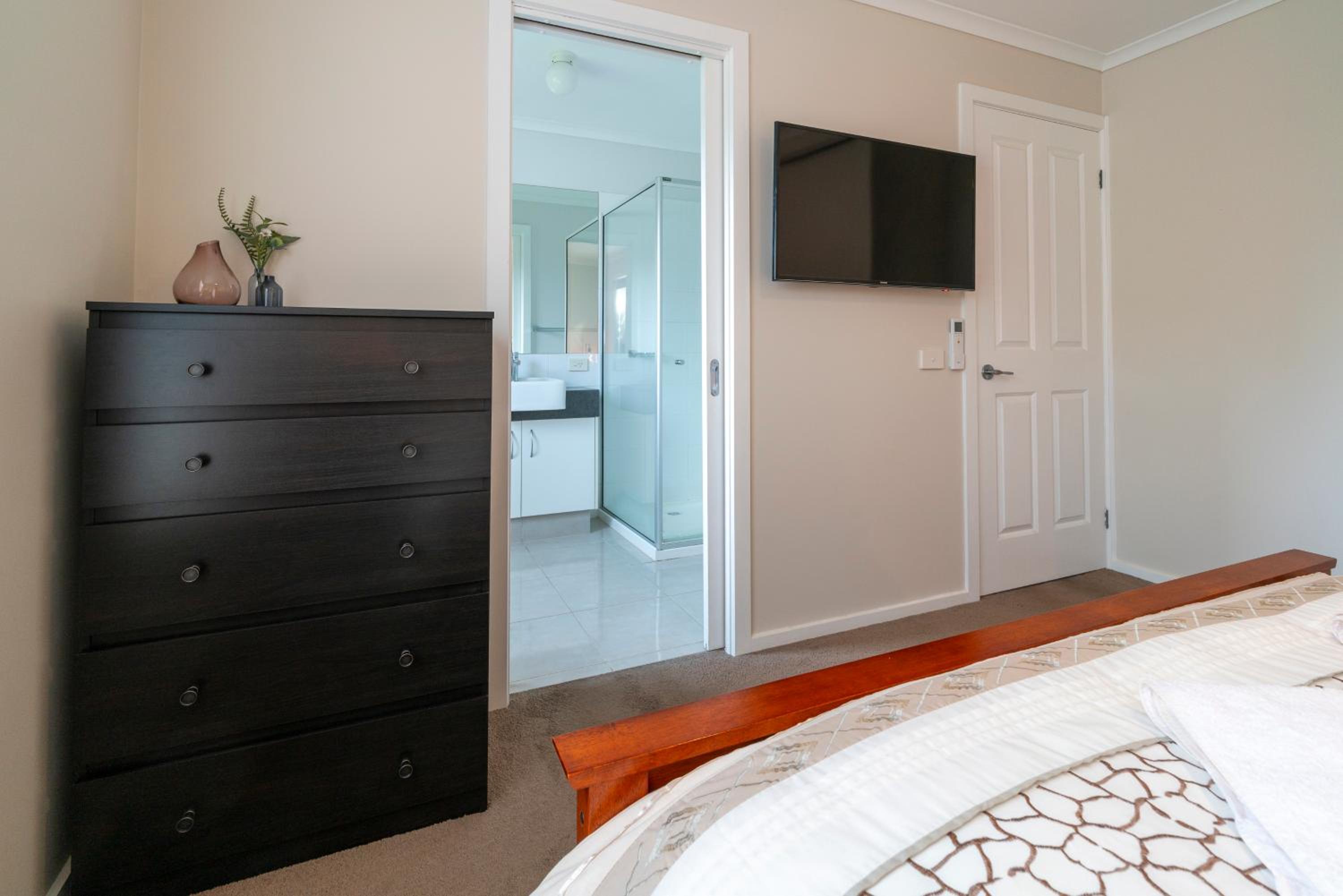 Three-Bedroom House photo 2
