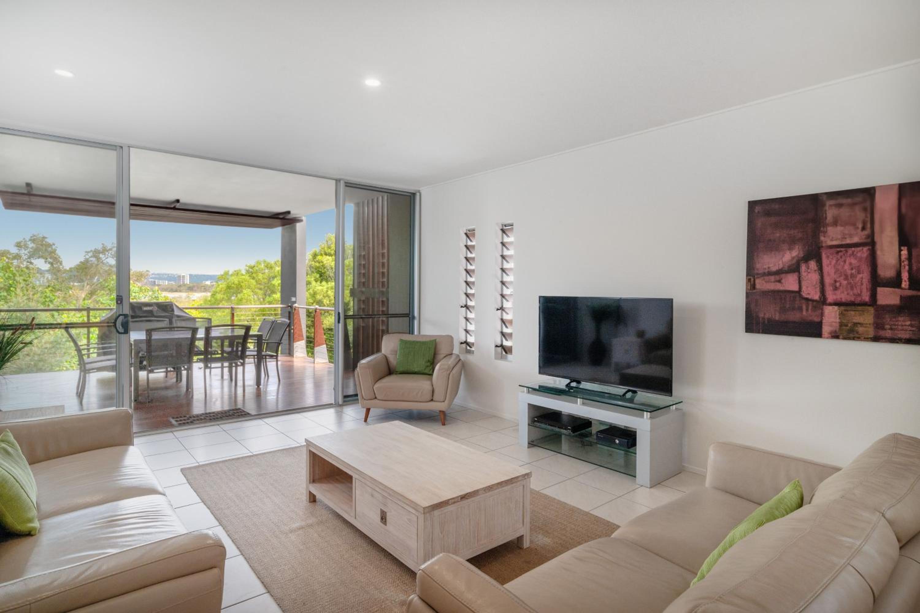 Three-Bedroom Beach House photo 3