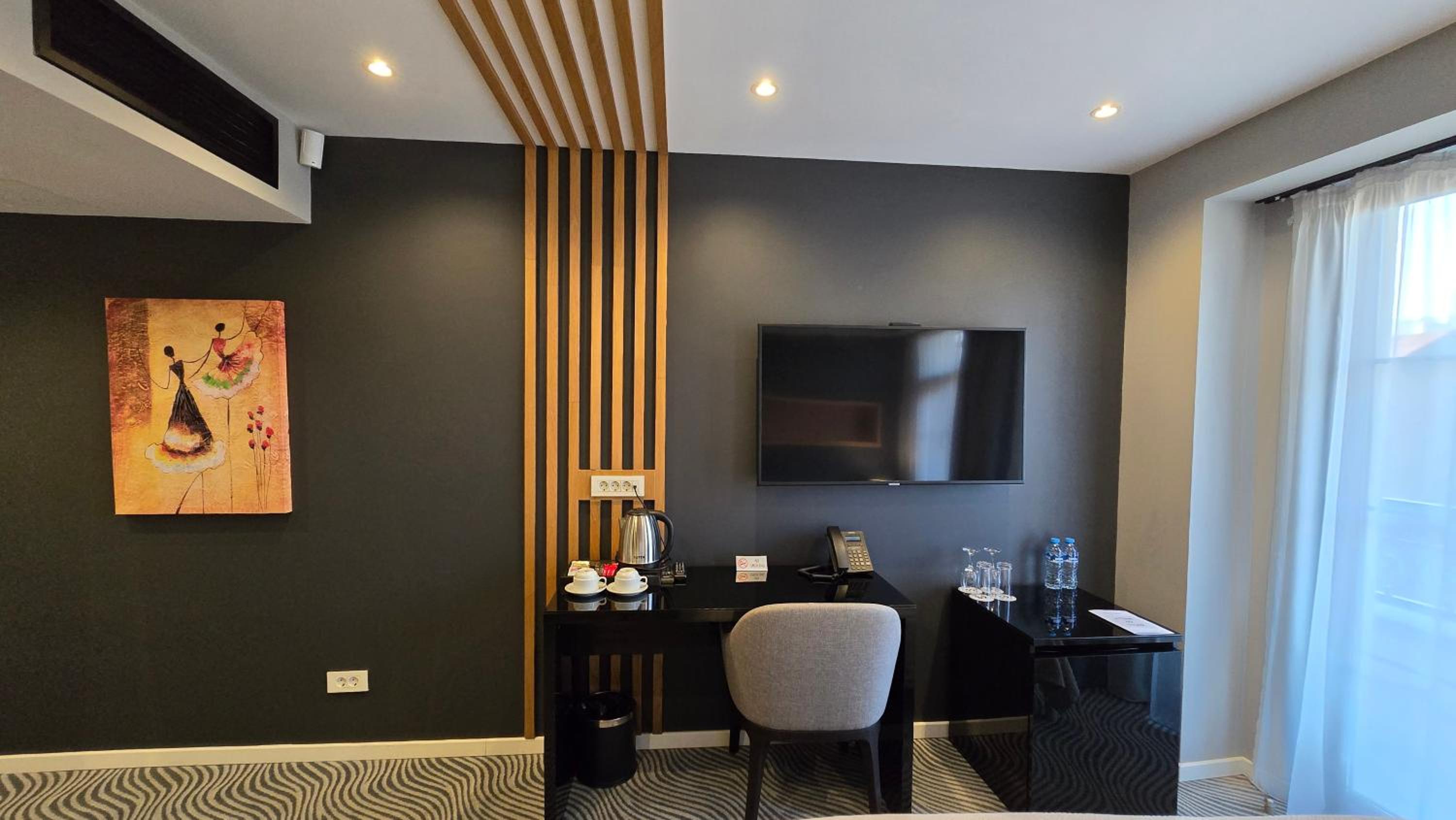 King Room with Balcony - Photo 10