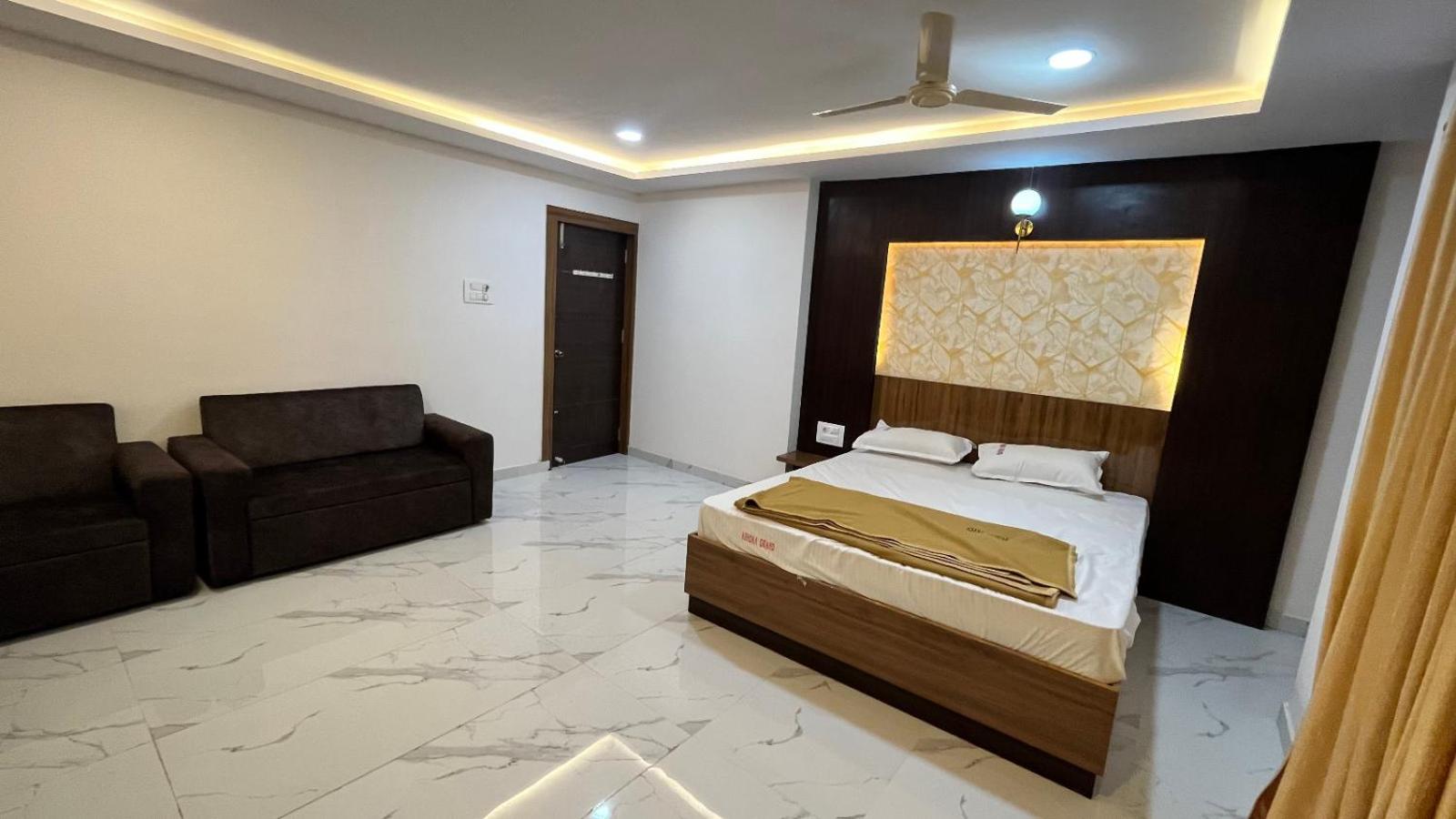 Deluxe Double Room (2 Adults + 1 Child) photo 3