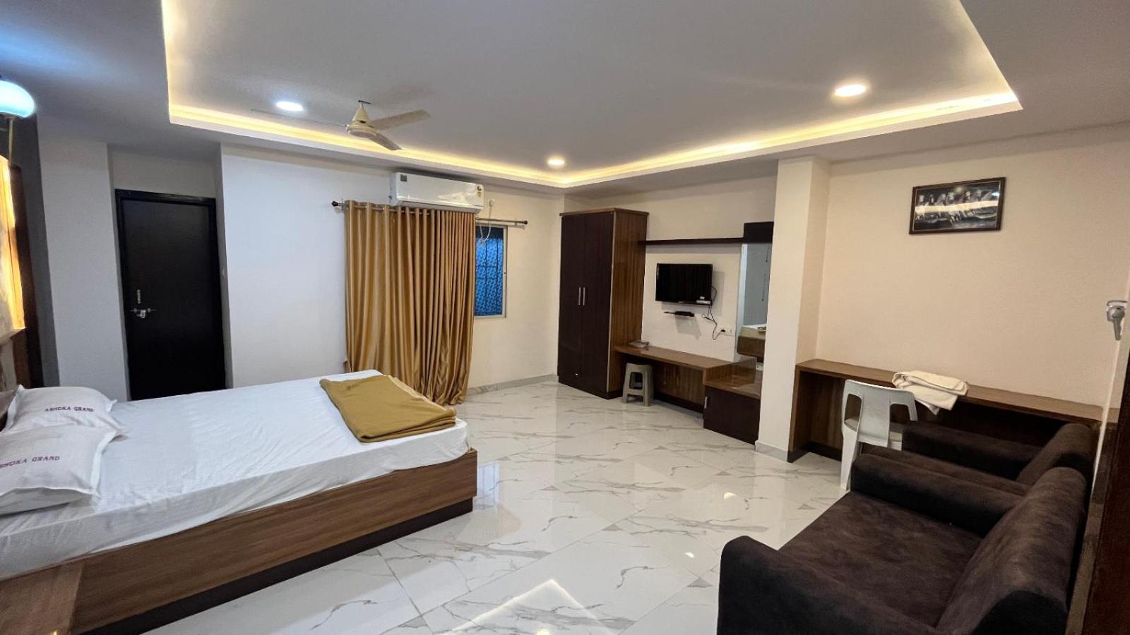Deluxe Double Room (2 Adults + 1 Child) photo 2