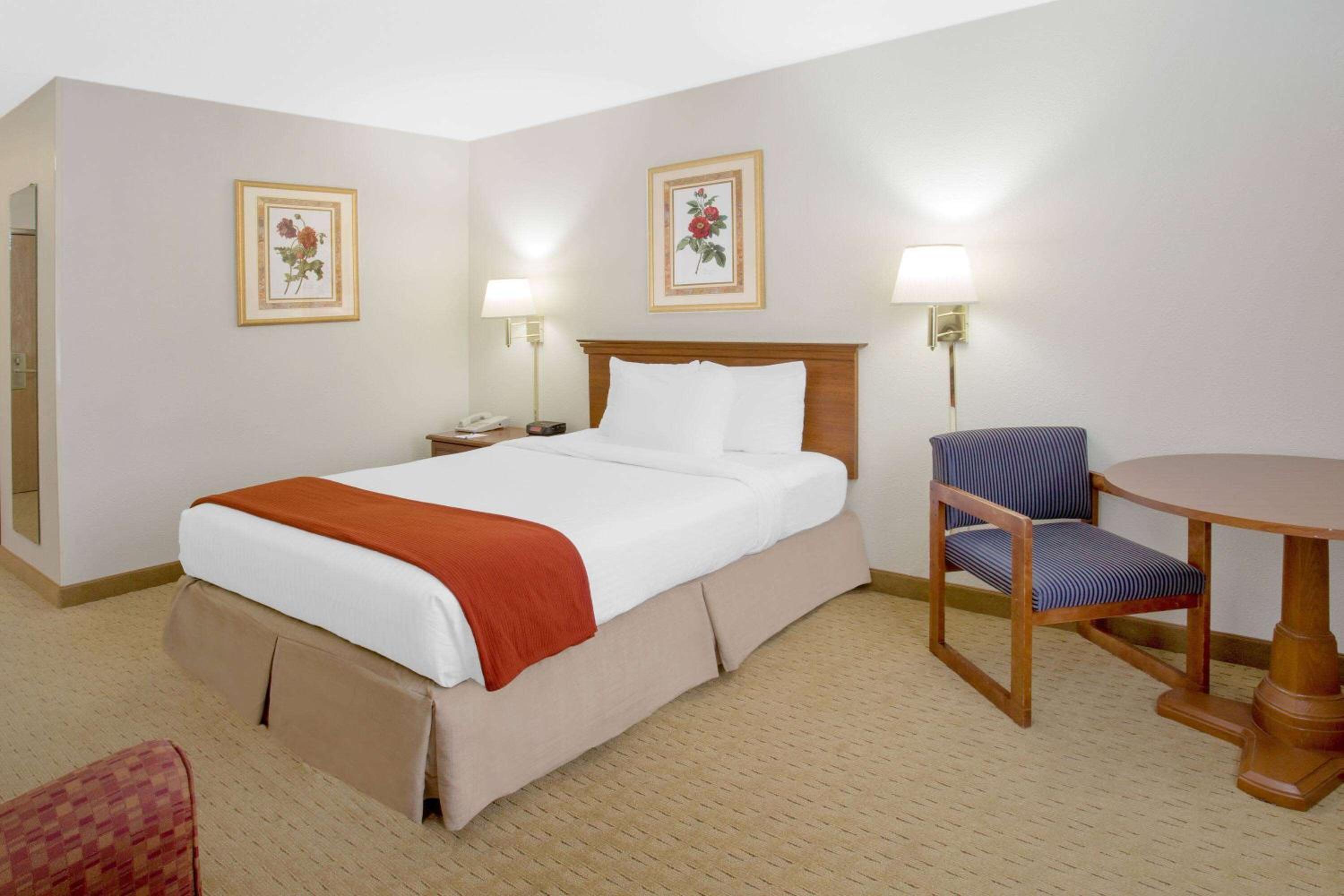Double Room - Disability Access/Non-Smoking - Photo 1