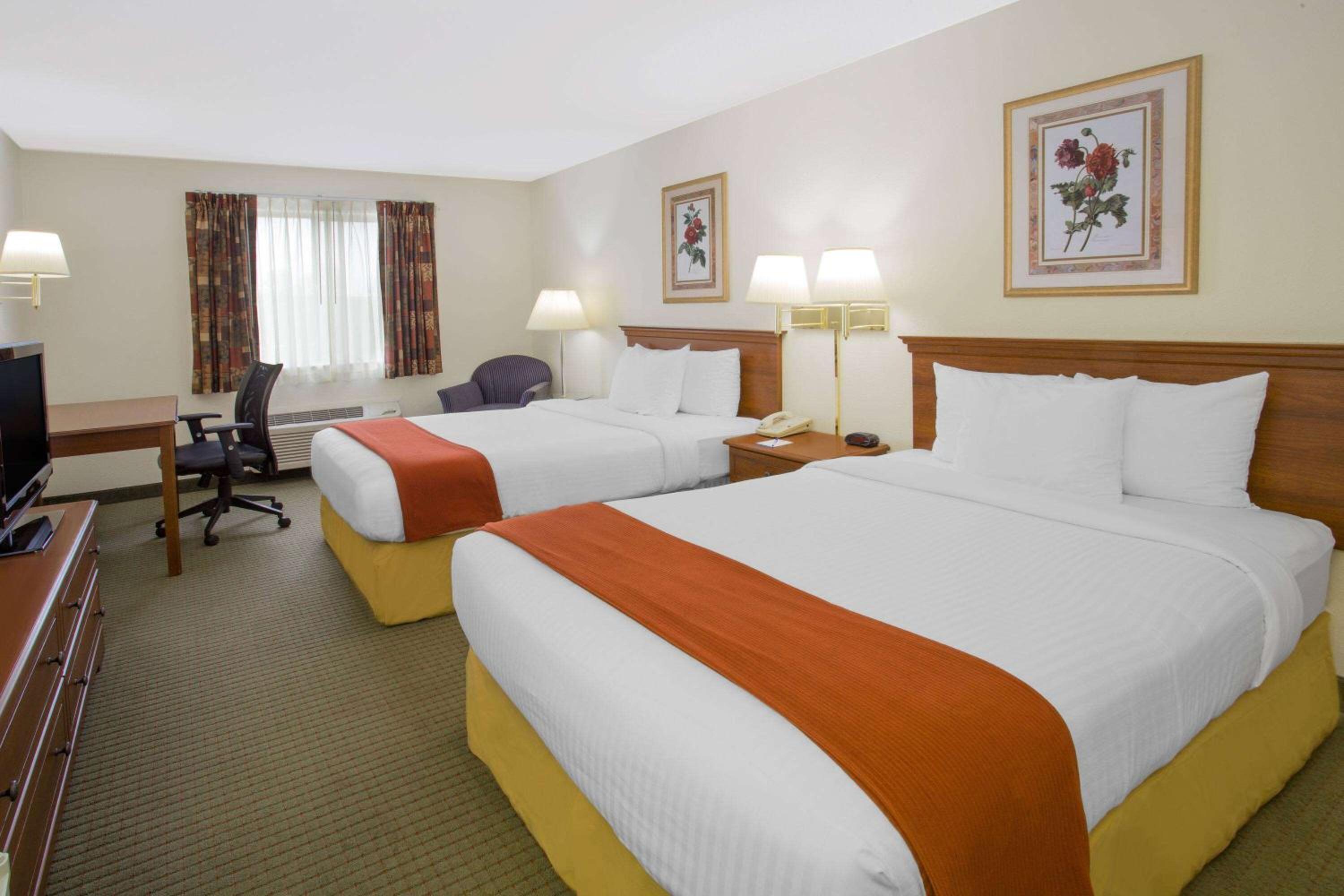 Double Room with Two Double Beds - Non-Smoking - Photo 3