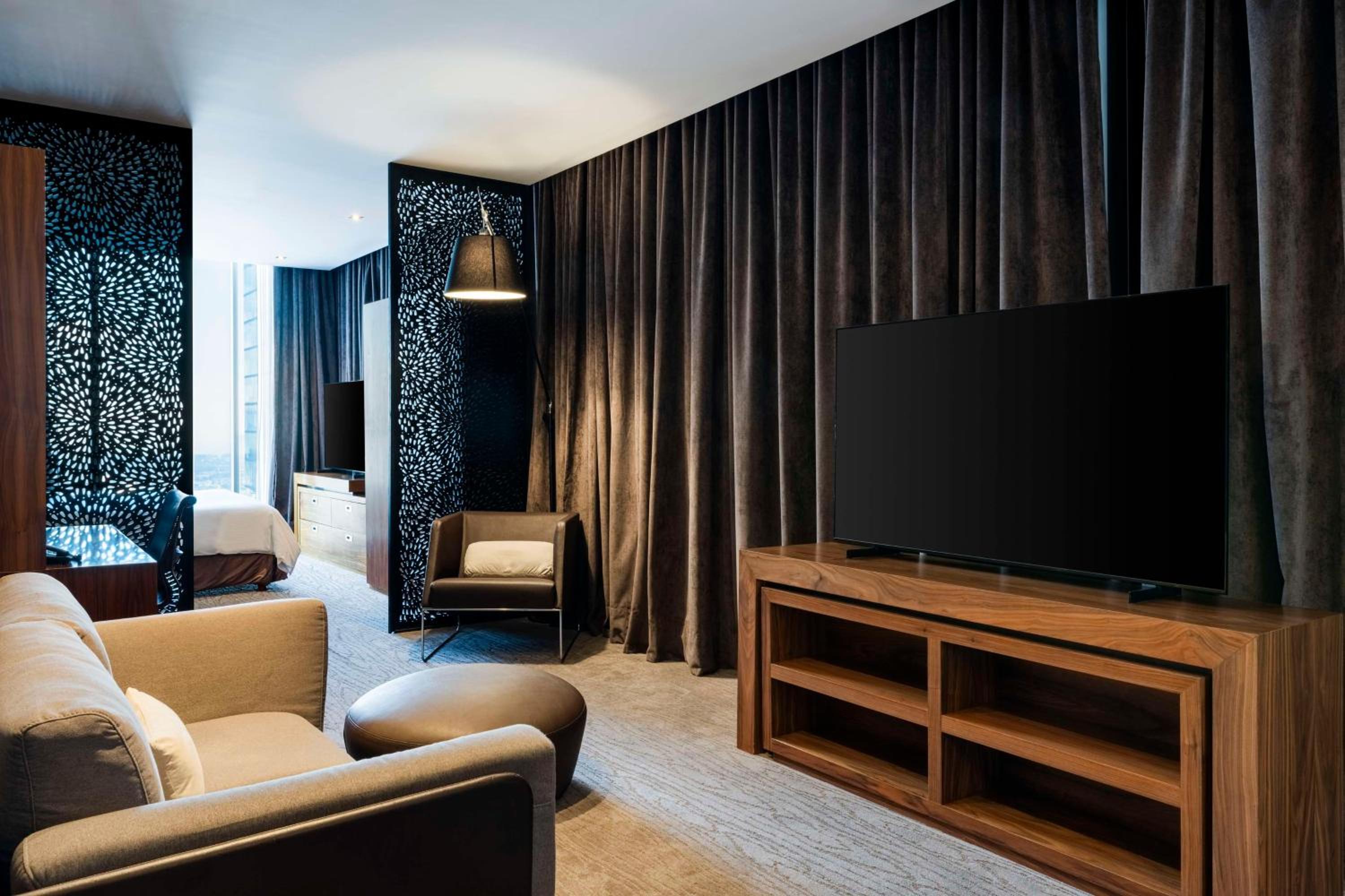 Junior King Suite with Seating Area thumbnail 6