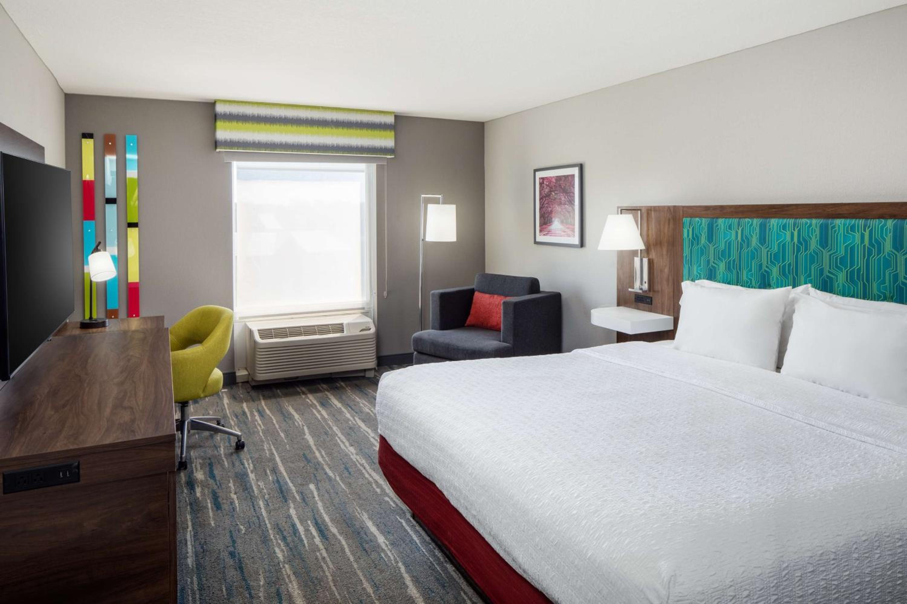 King Room with King Bed - Non-Smoking - Photo 1