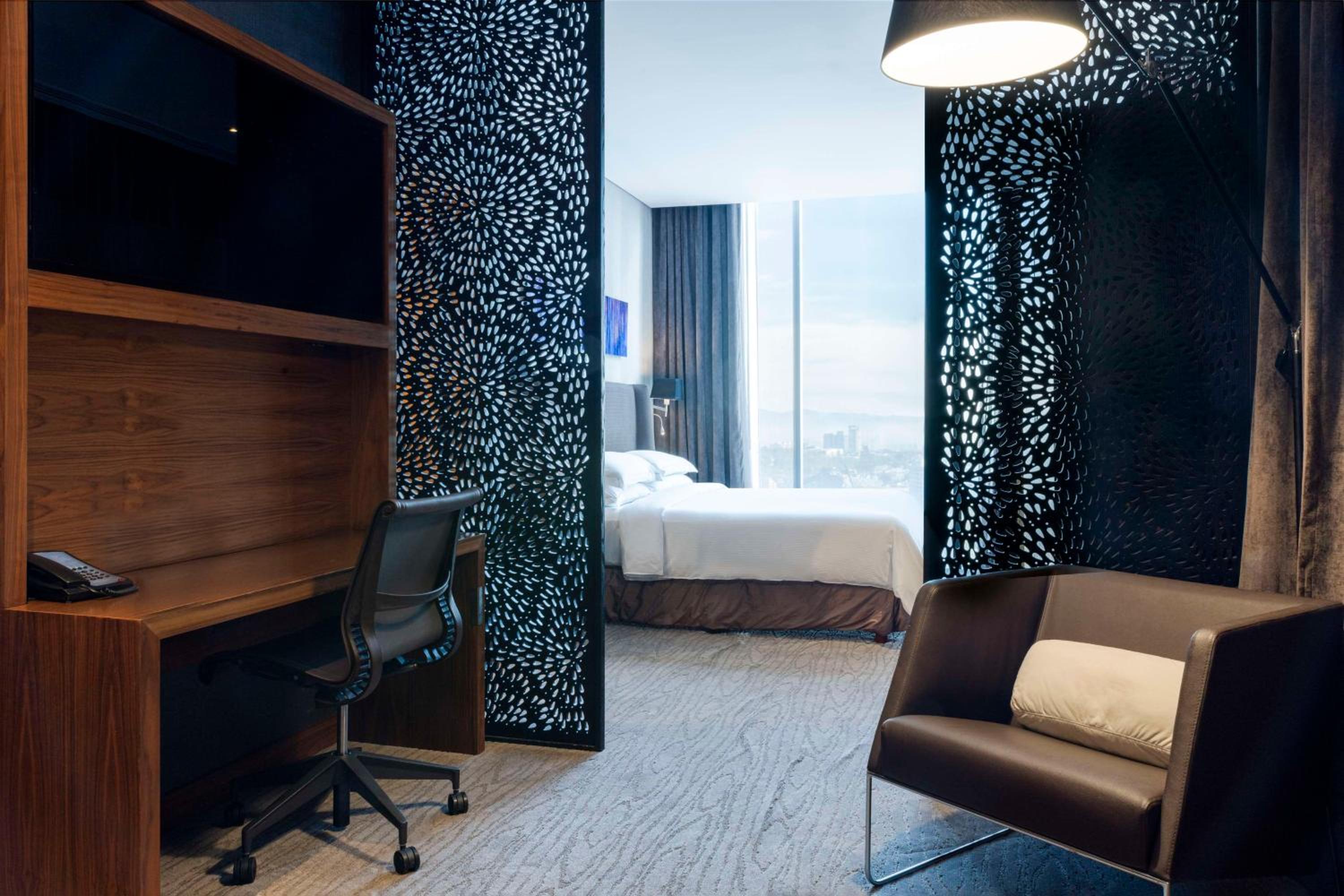 Junior King Suite with Seating Area thumbnail 5