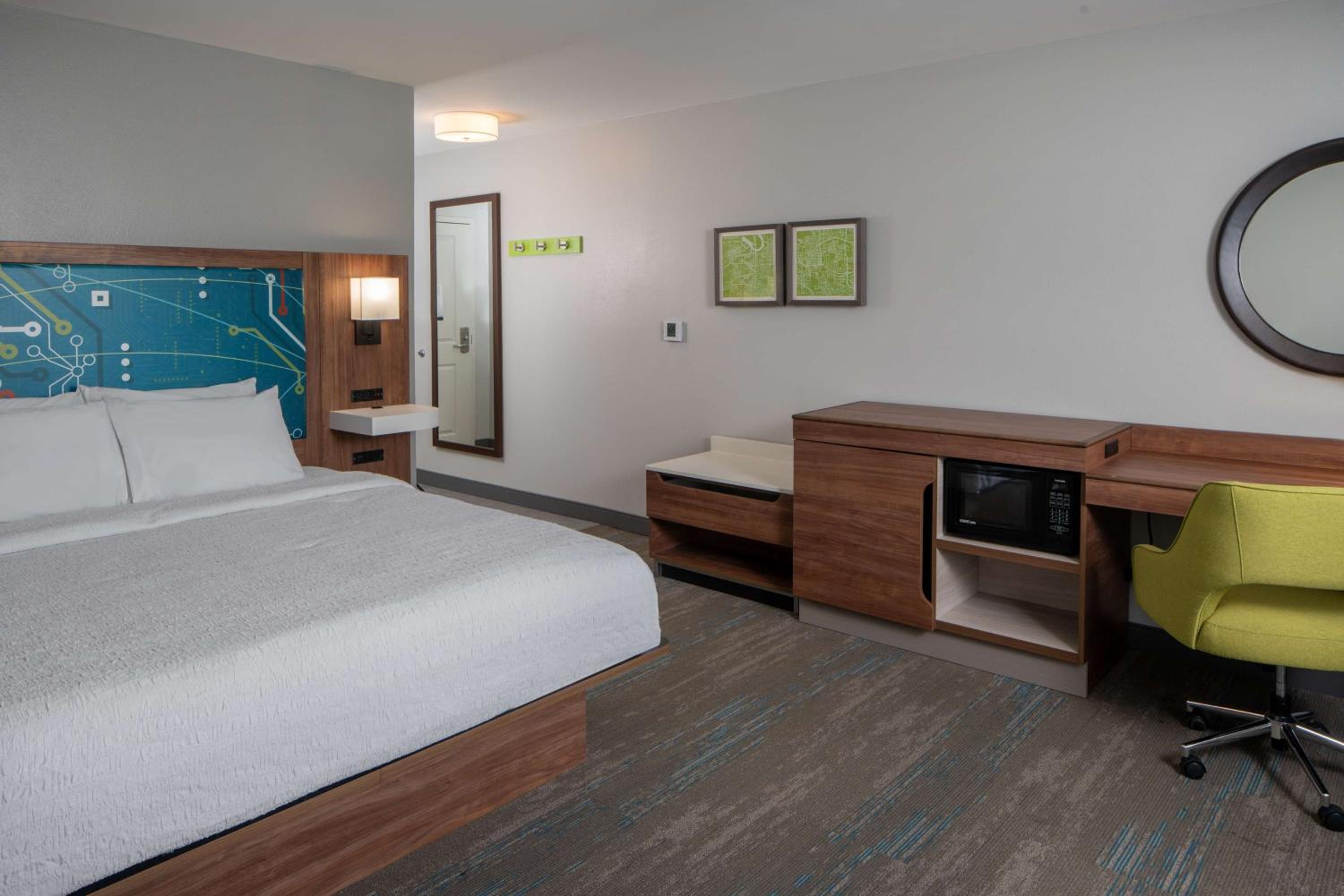 King Room with King Bed - Non-Smoking - Photo 3