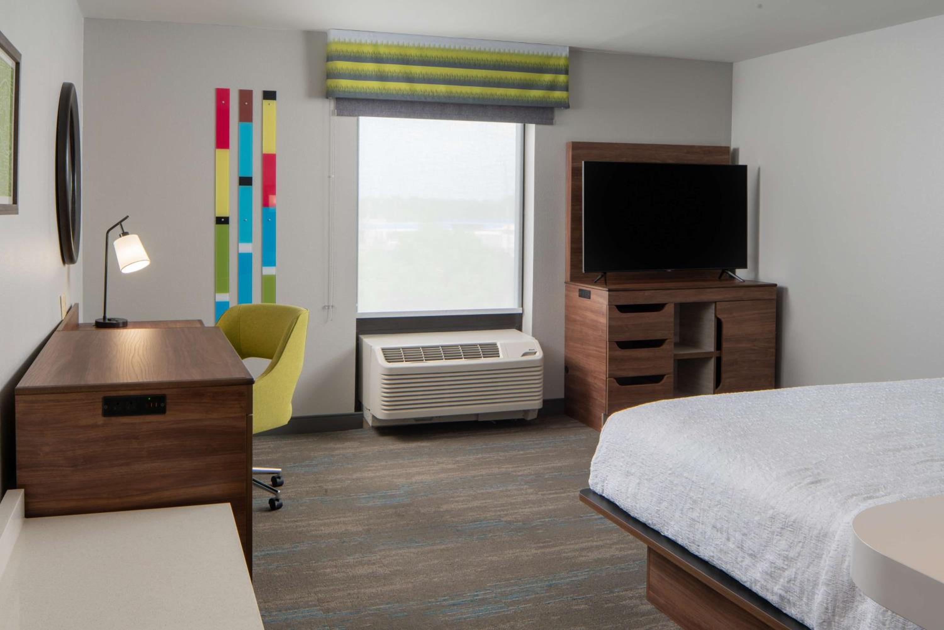 King Room with King Bed - Non-Smoking - Photo 4