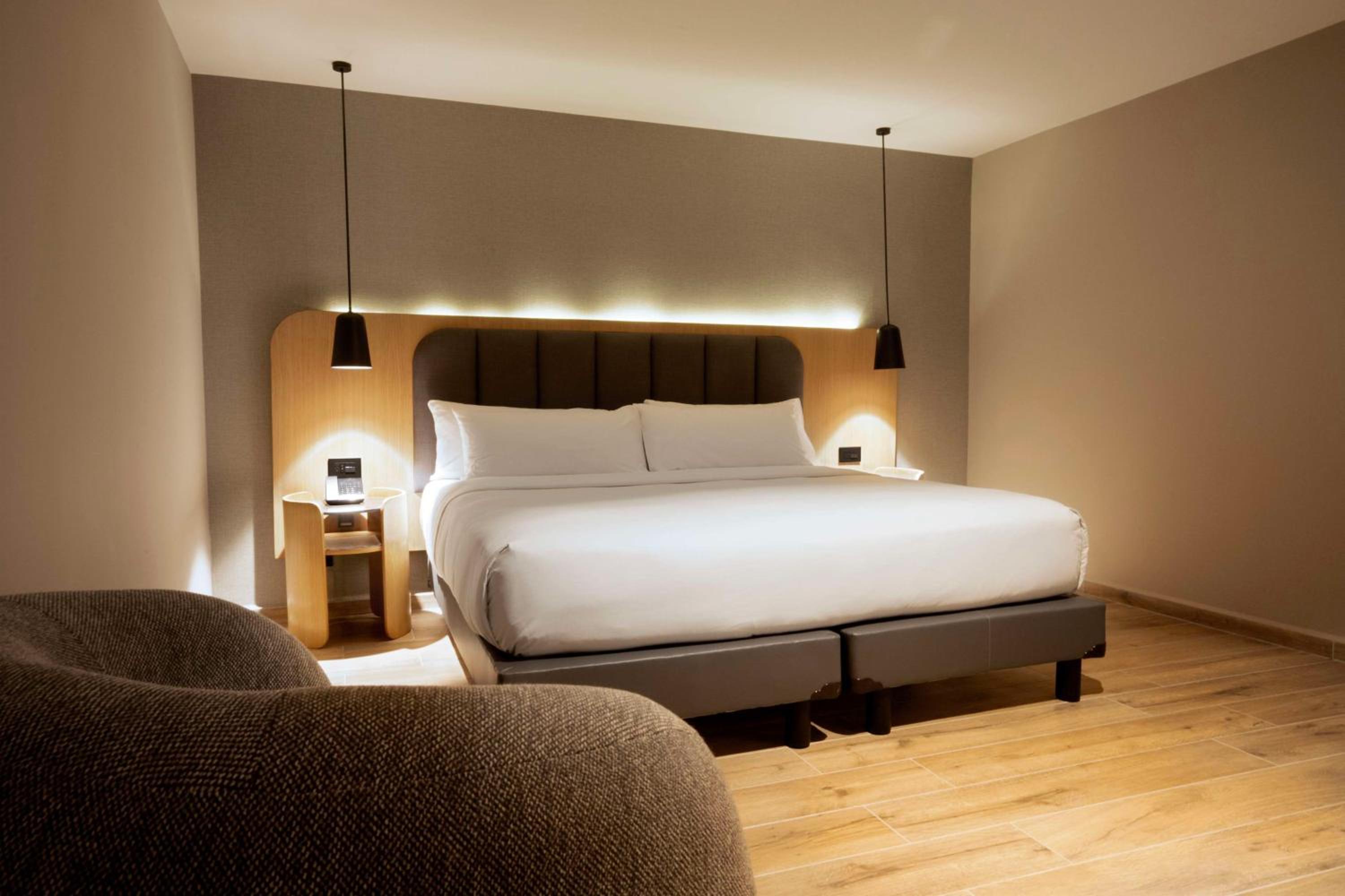 Junior King Suite with Seating Area - Photo 2