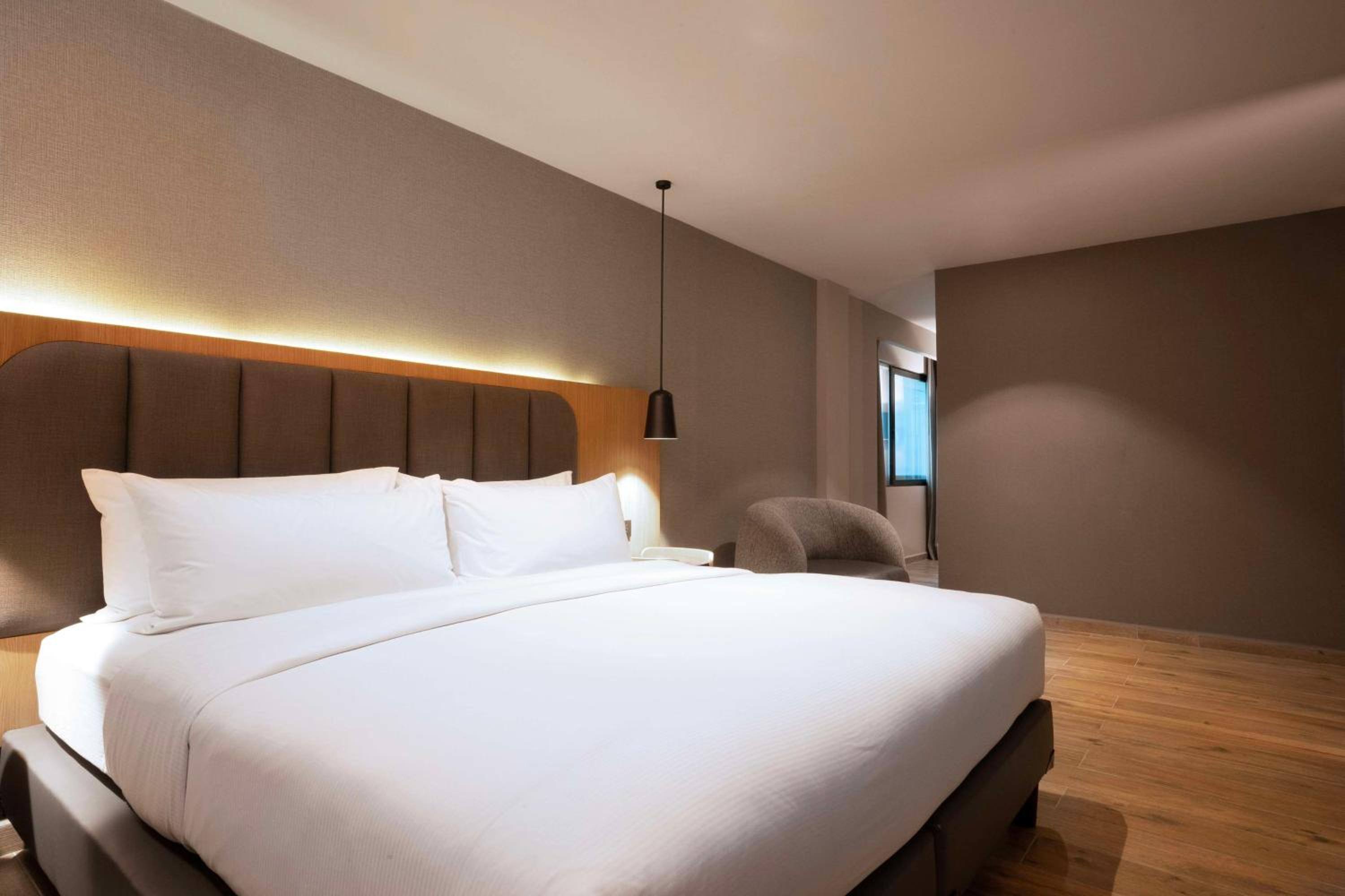 Junior King Suite with Seating Area - Photo 1