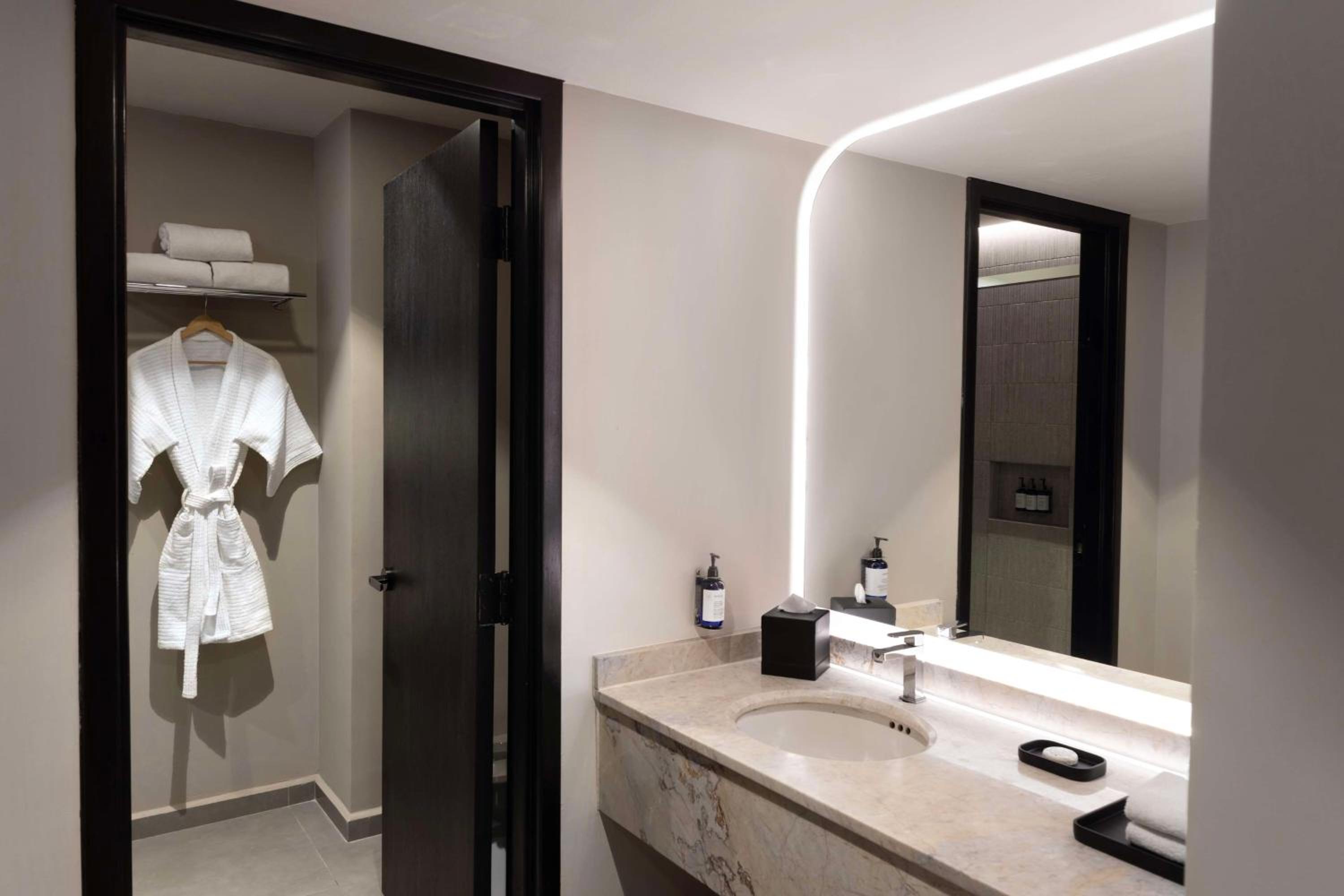 Deluxe King Room - Photo 2
