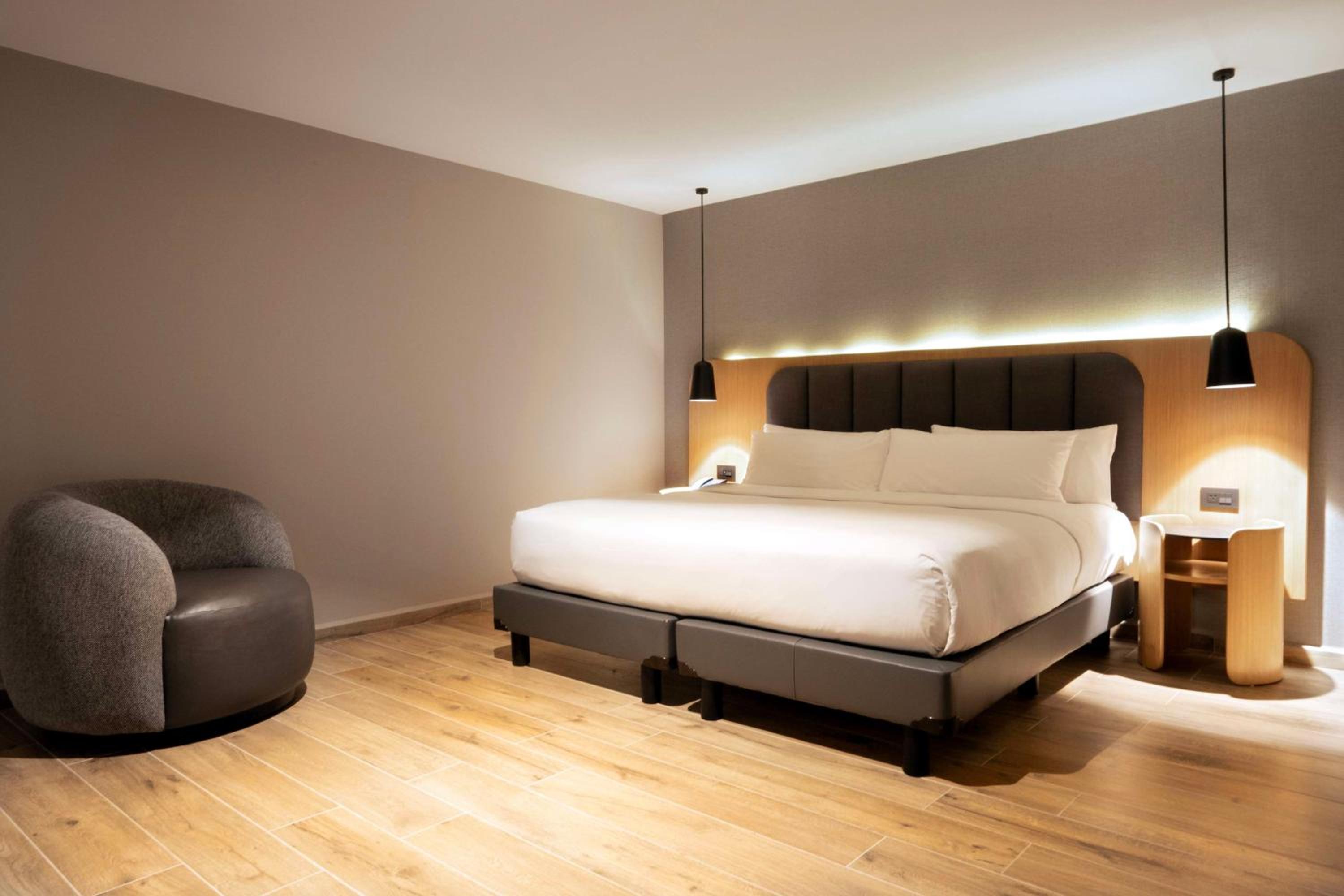 Junior King Suite with Seating Area - Photo 4