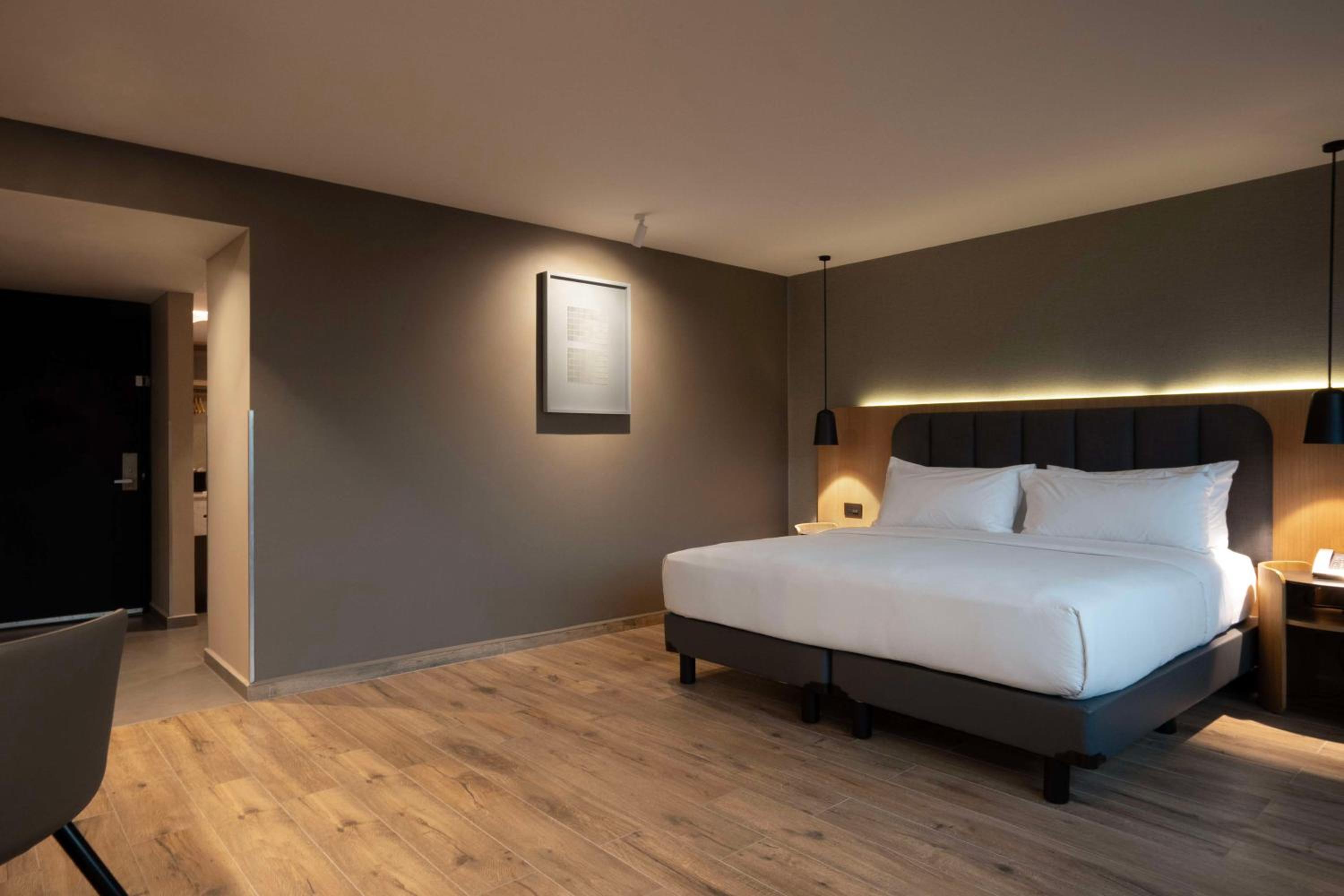 Deluxe King Room - Photo 3
