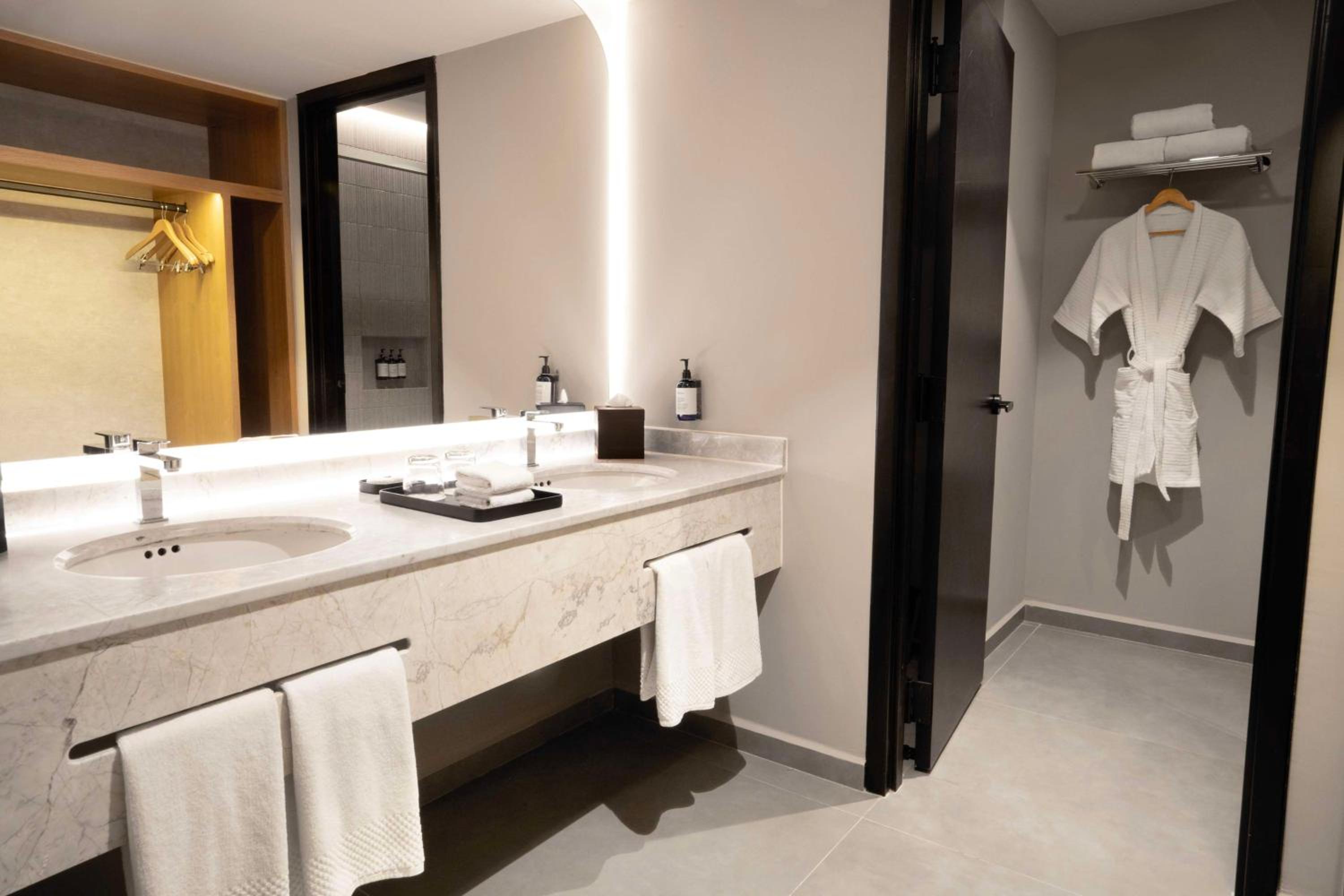 Deluxe Double Room with Two Double Beds - Photo 4