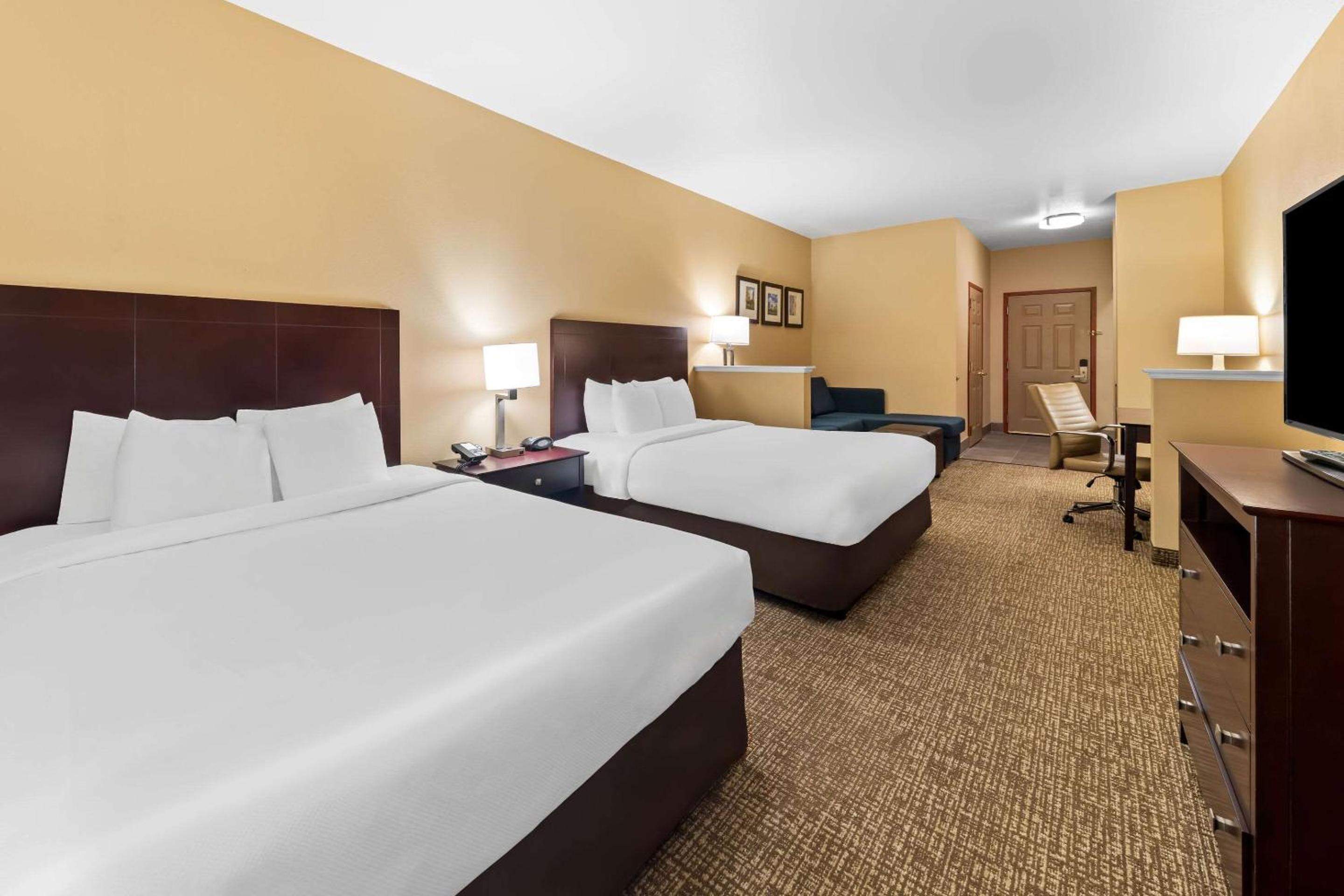 Queen Suite with Two Queen Beds - Photo 1