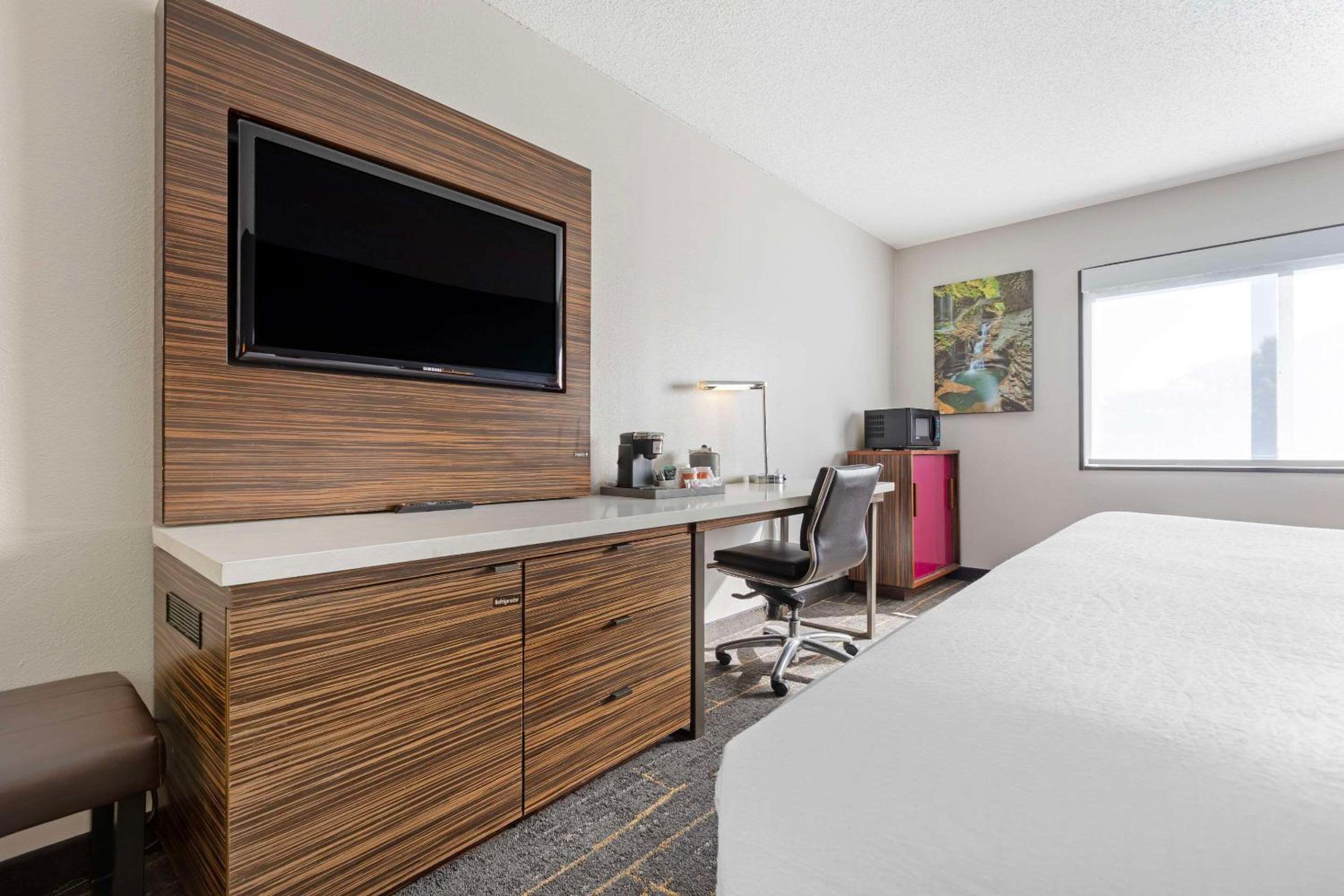 Standard King Room - Photo 5