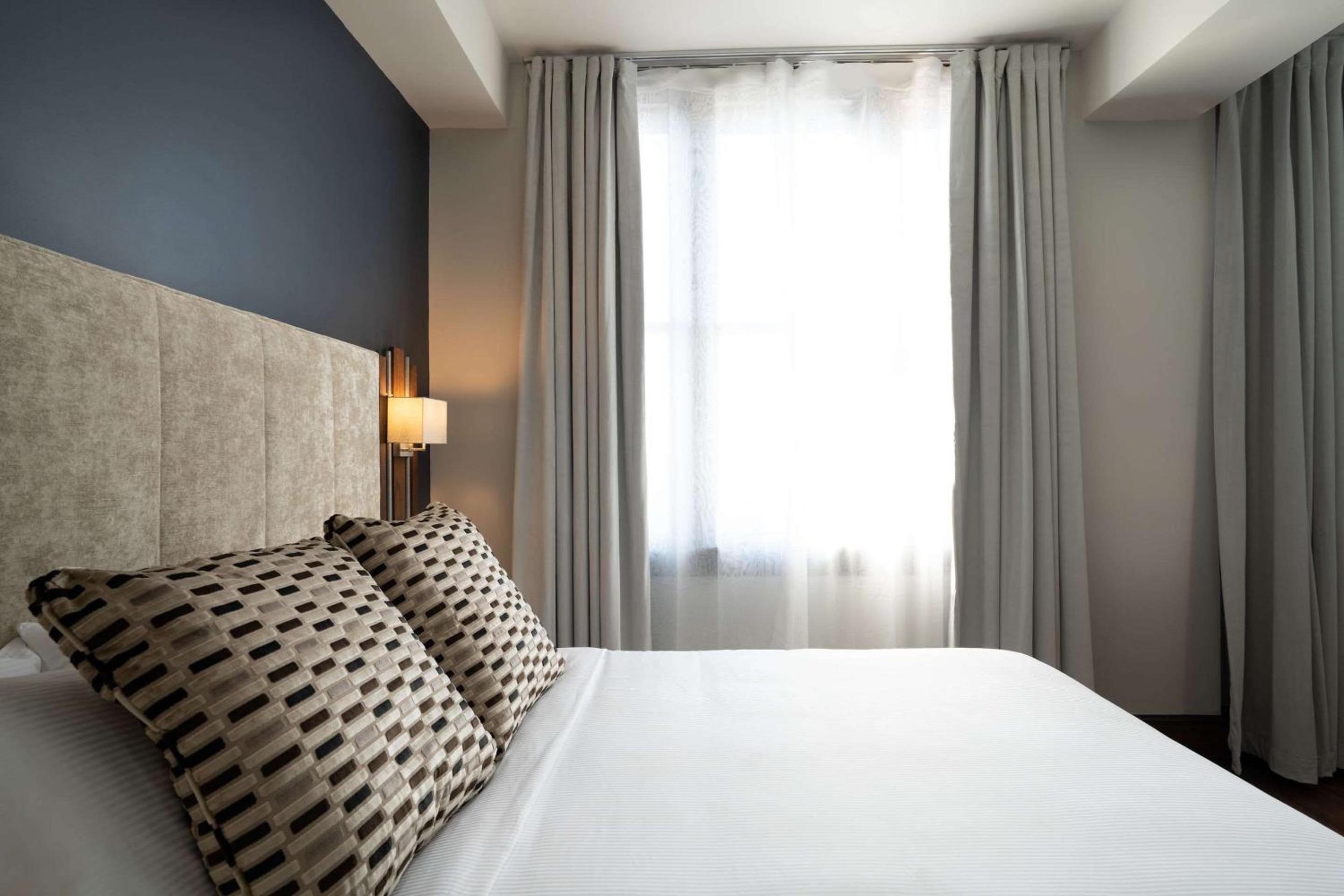 King Room - Non-Smoking - Photo 3