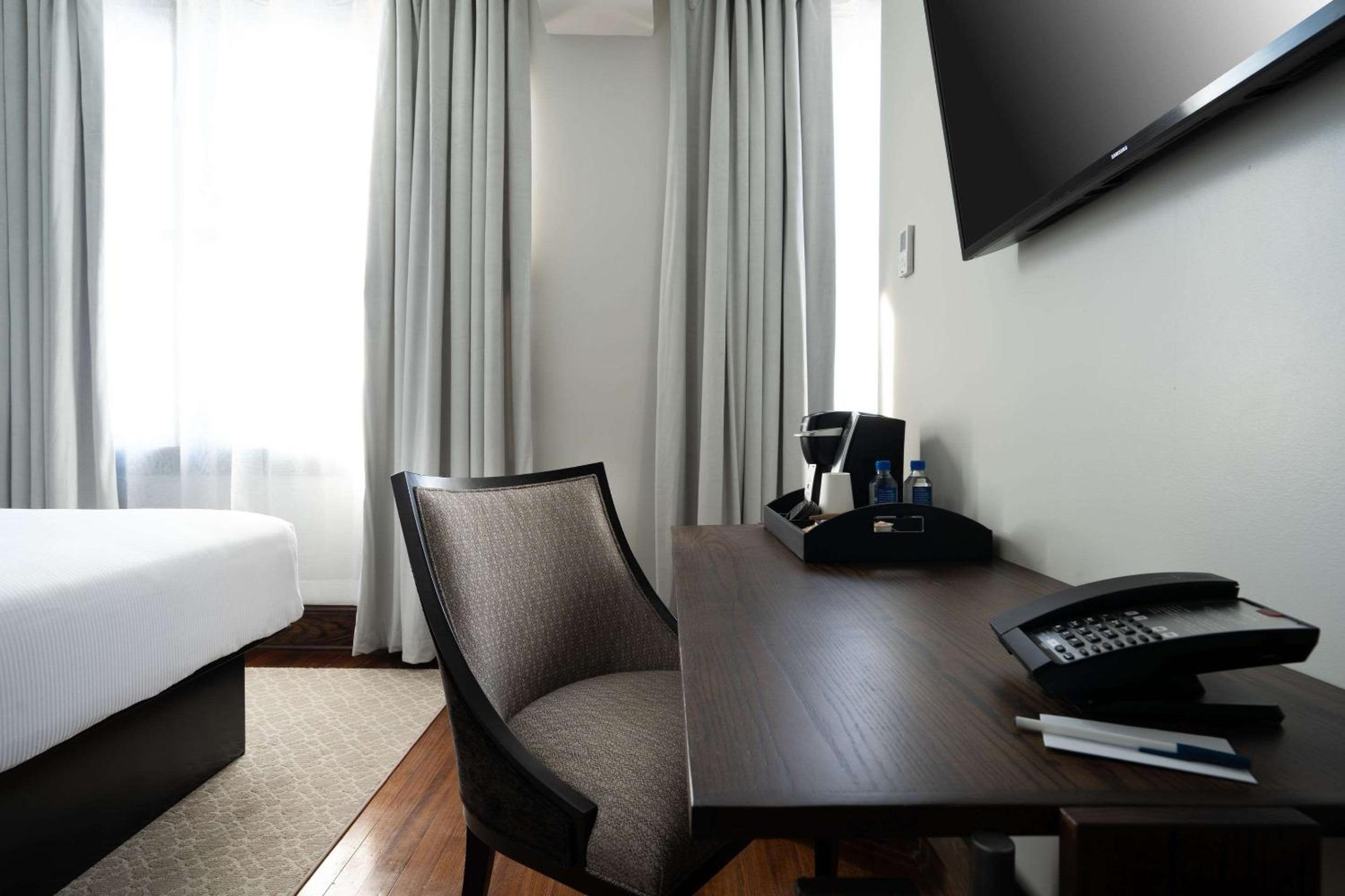King Room - Non-Smoking - Photo 2