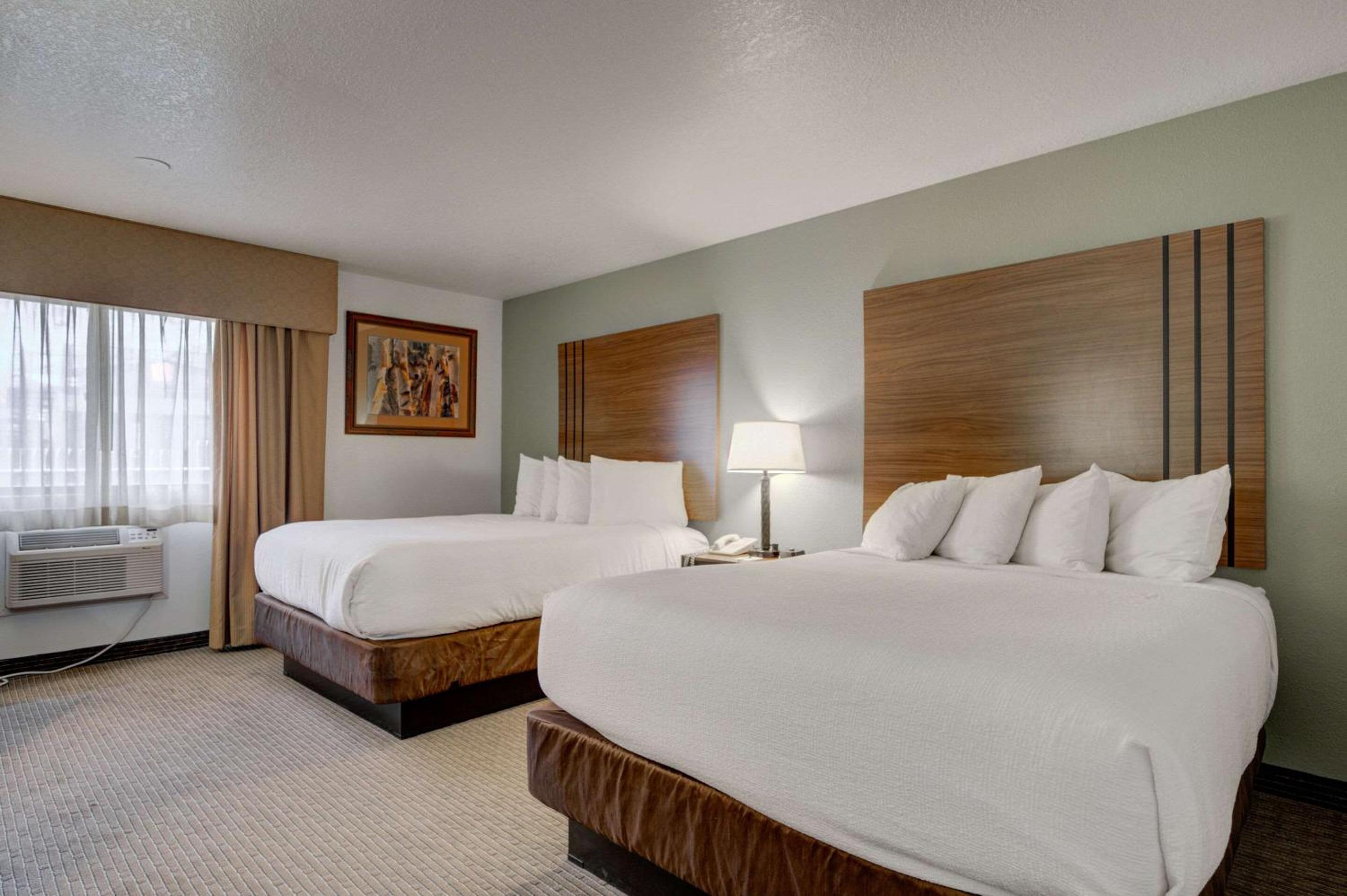 Queen Room with Two Queen Beds - Non-Smoking photo 1