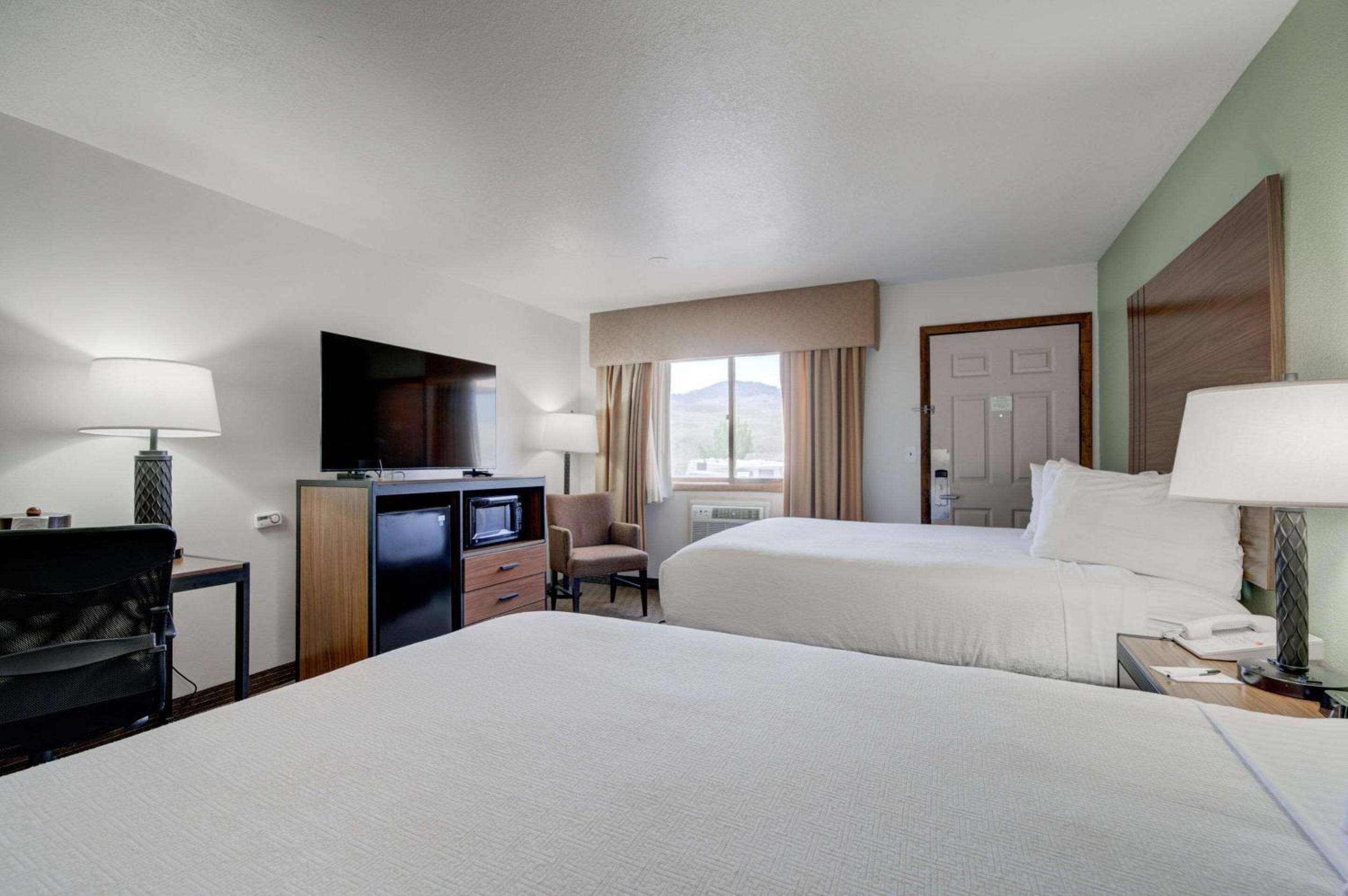 Queen Room with Two Queen Beds and Mountain View - Non-Smoking, photo 6