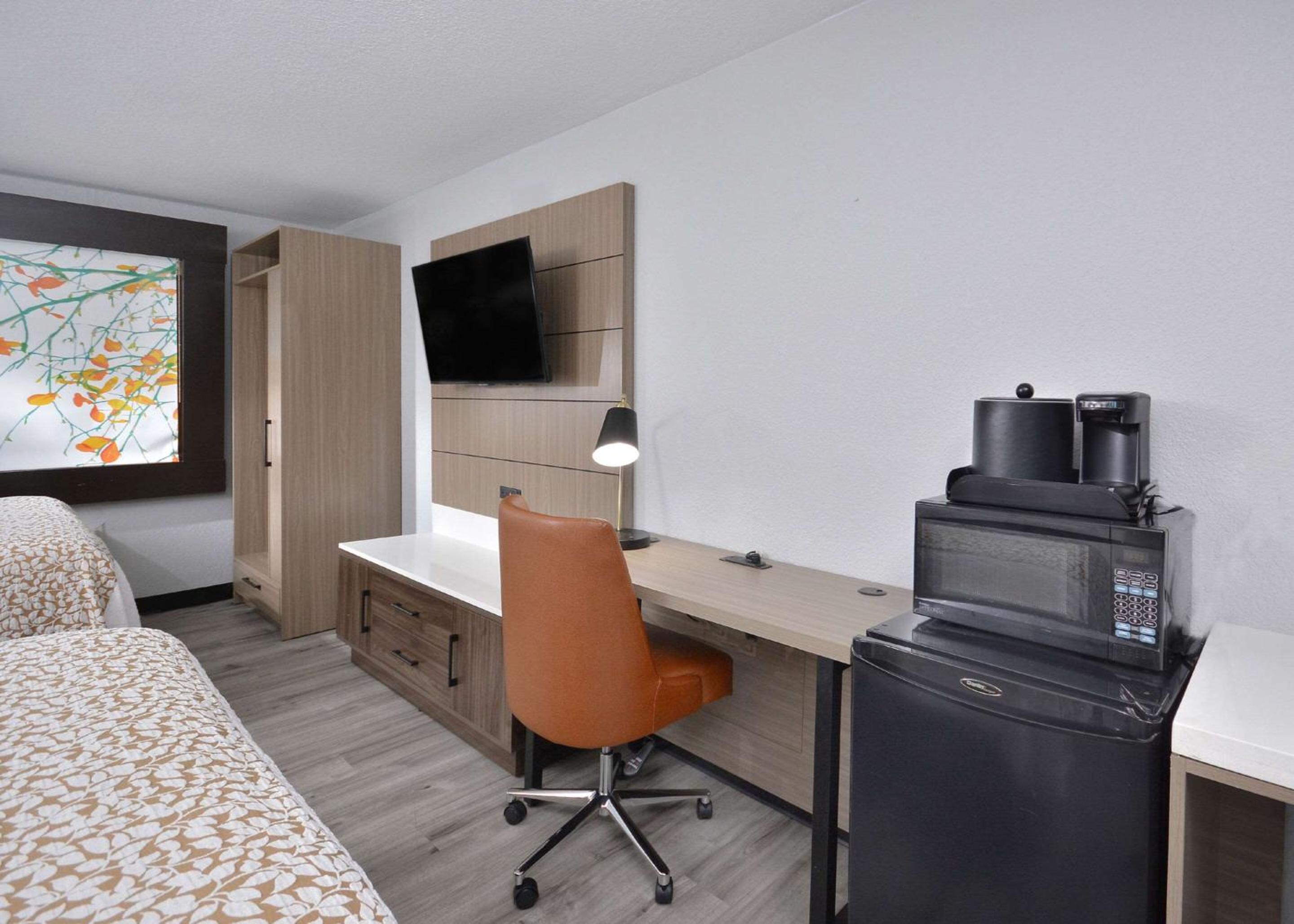 Queen Room with Two Queen Beds - Accessible/Non-Smoking  - Photo 4