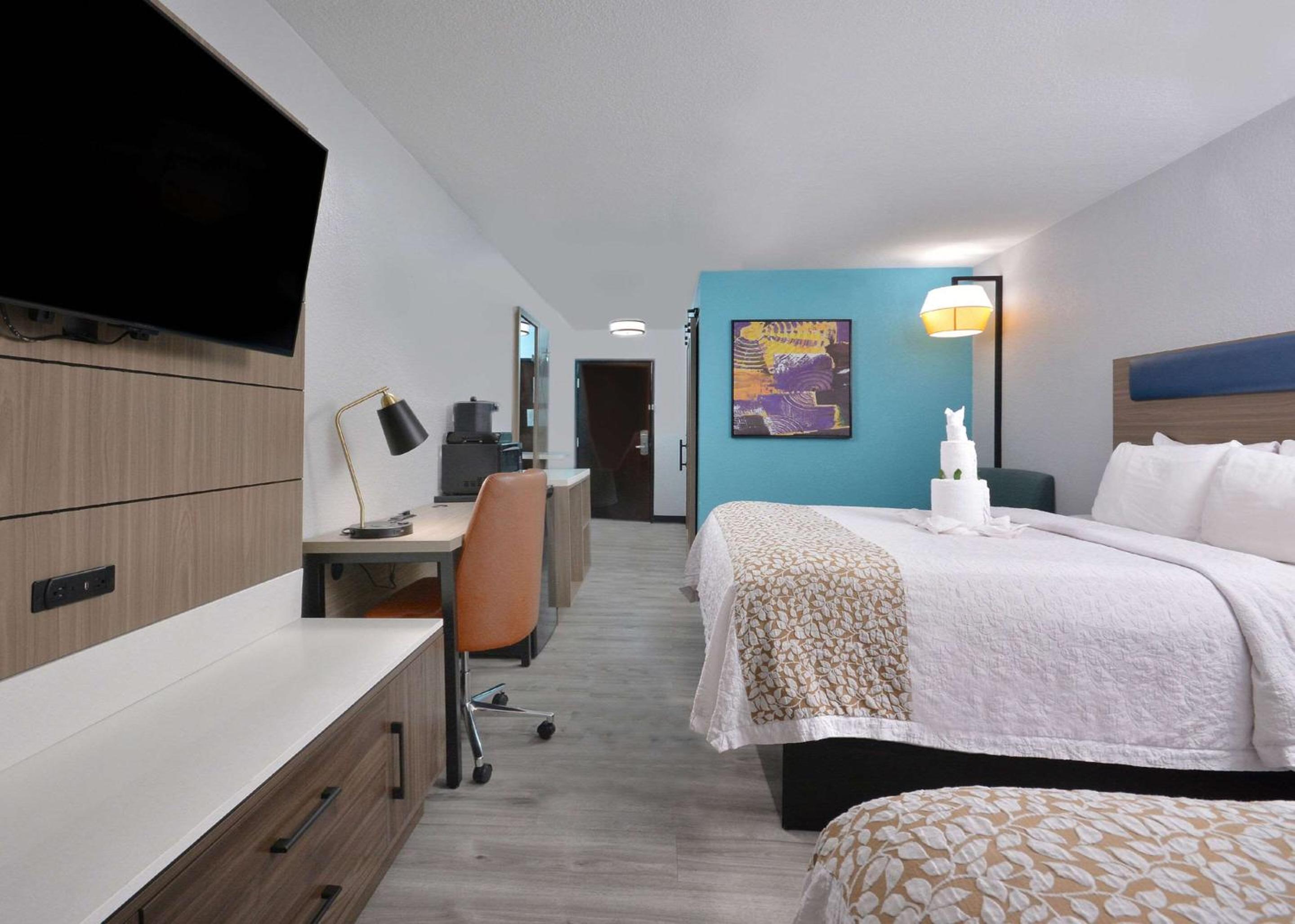 Queen Room with Two Queen Beds - Accessible/Non-Smoking  - Photo 7