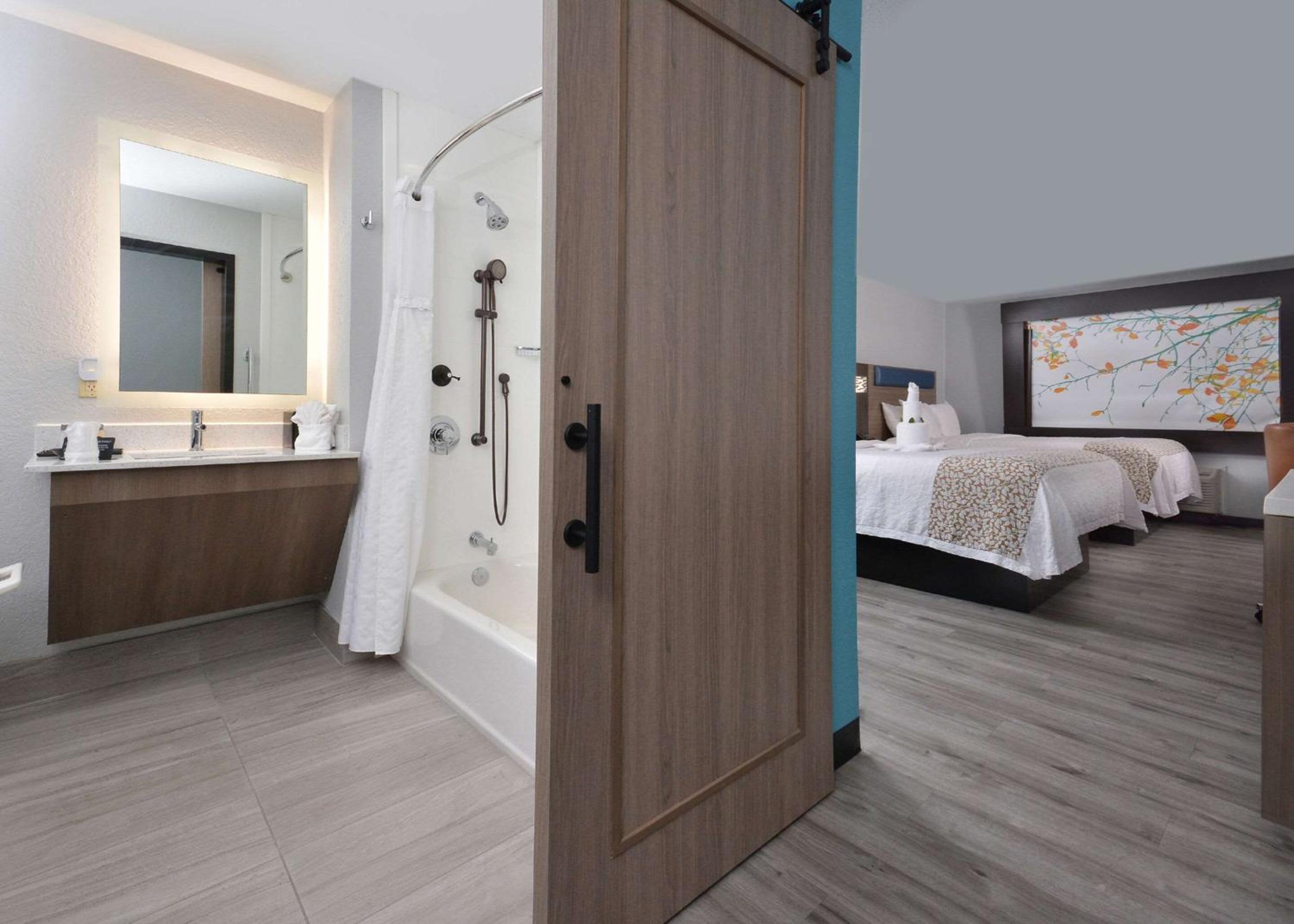 Queen Room with Two Queen Beds - Accessible/Non-Smoking  - Photo 5