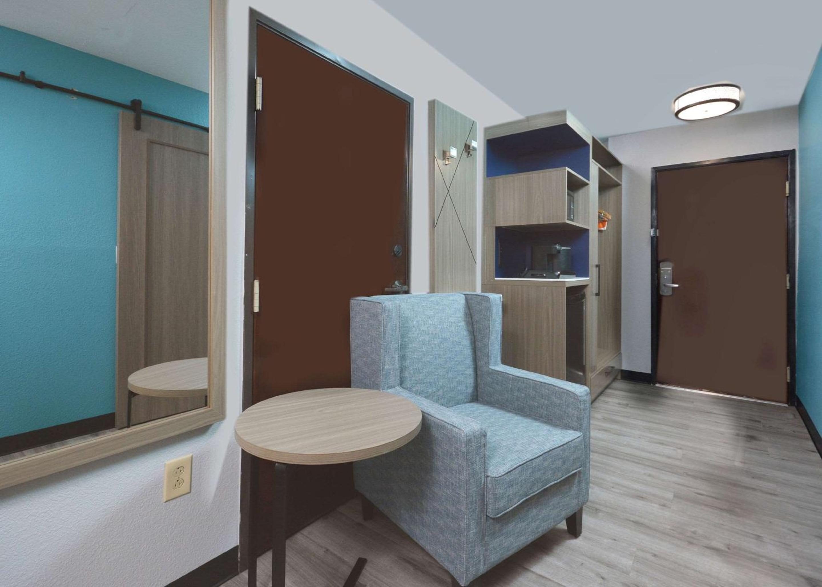 King Room - Non-Smoking - Photo 2