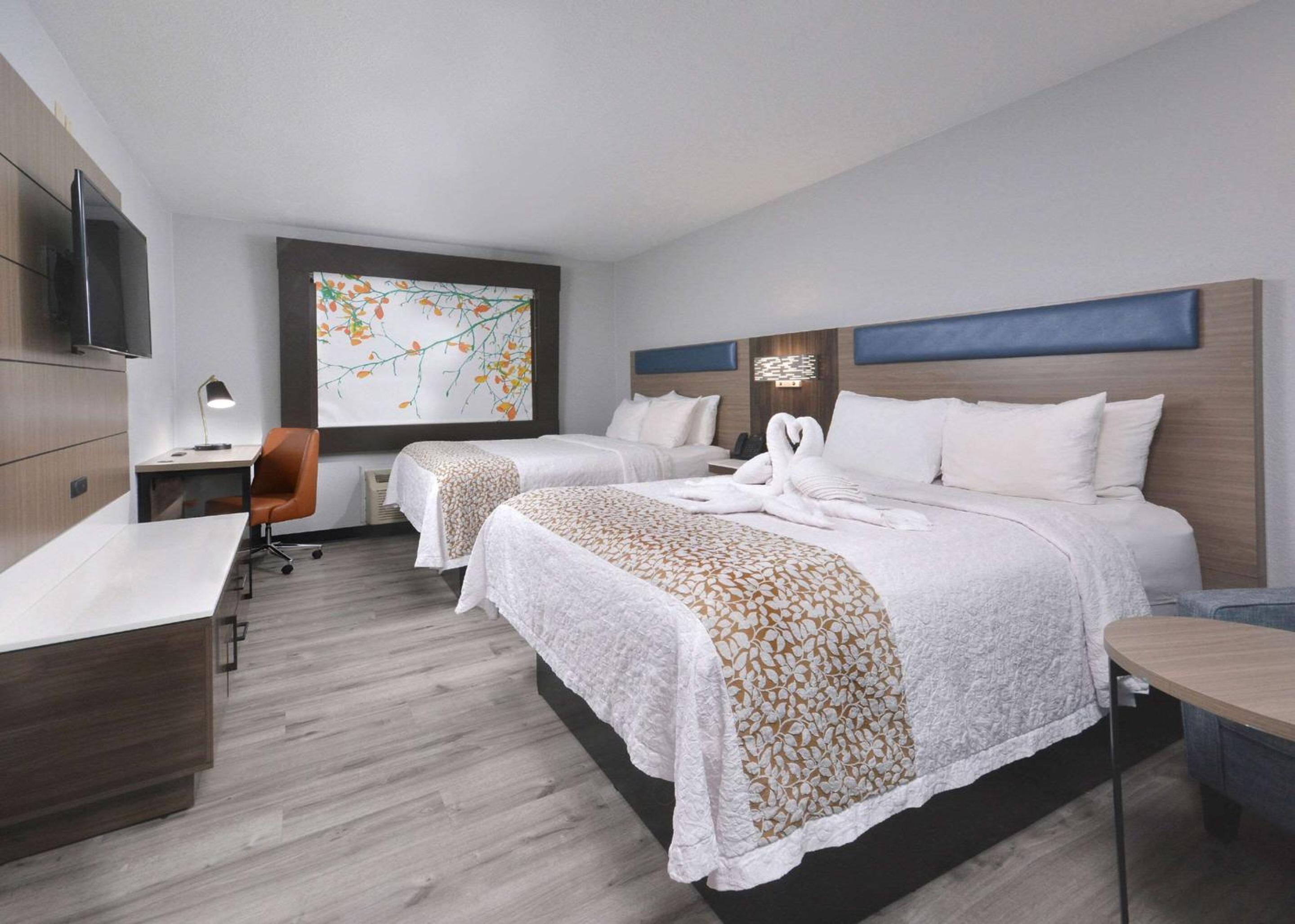 Queen Room with Two Queen Beds - Non-Smoking - Photo 1