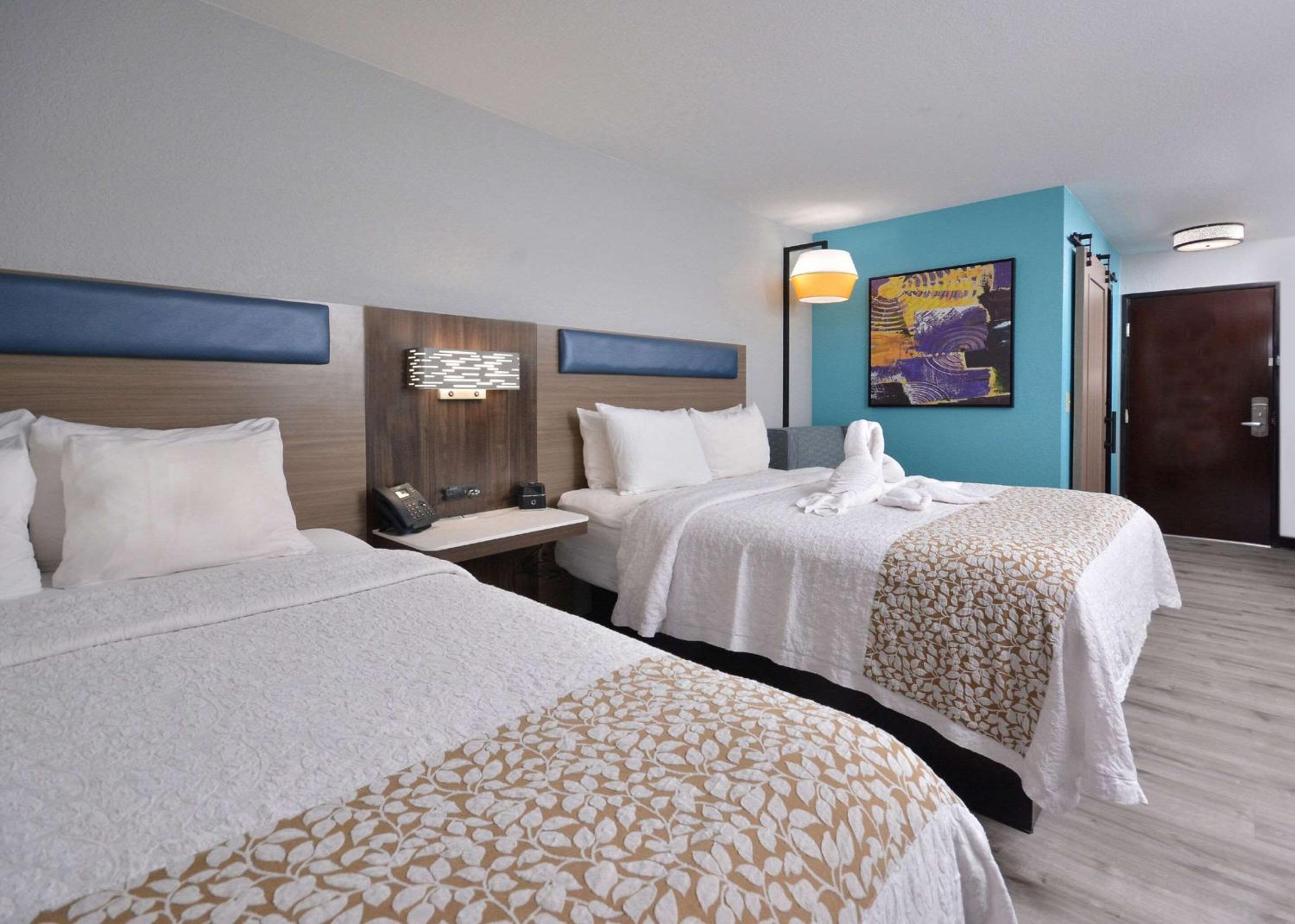 Queen Room with Two Queen Beds - Non-Smoking - Photo 2