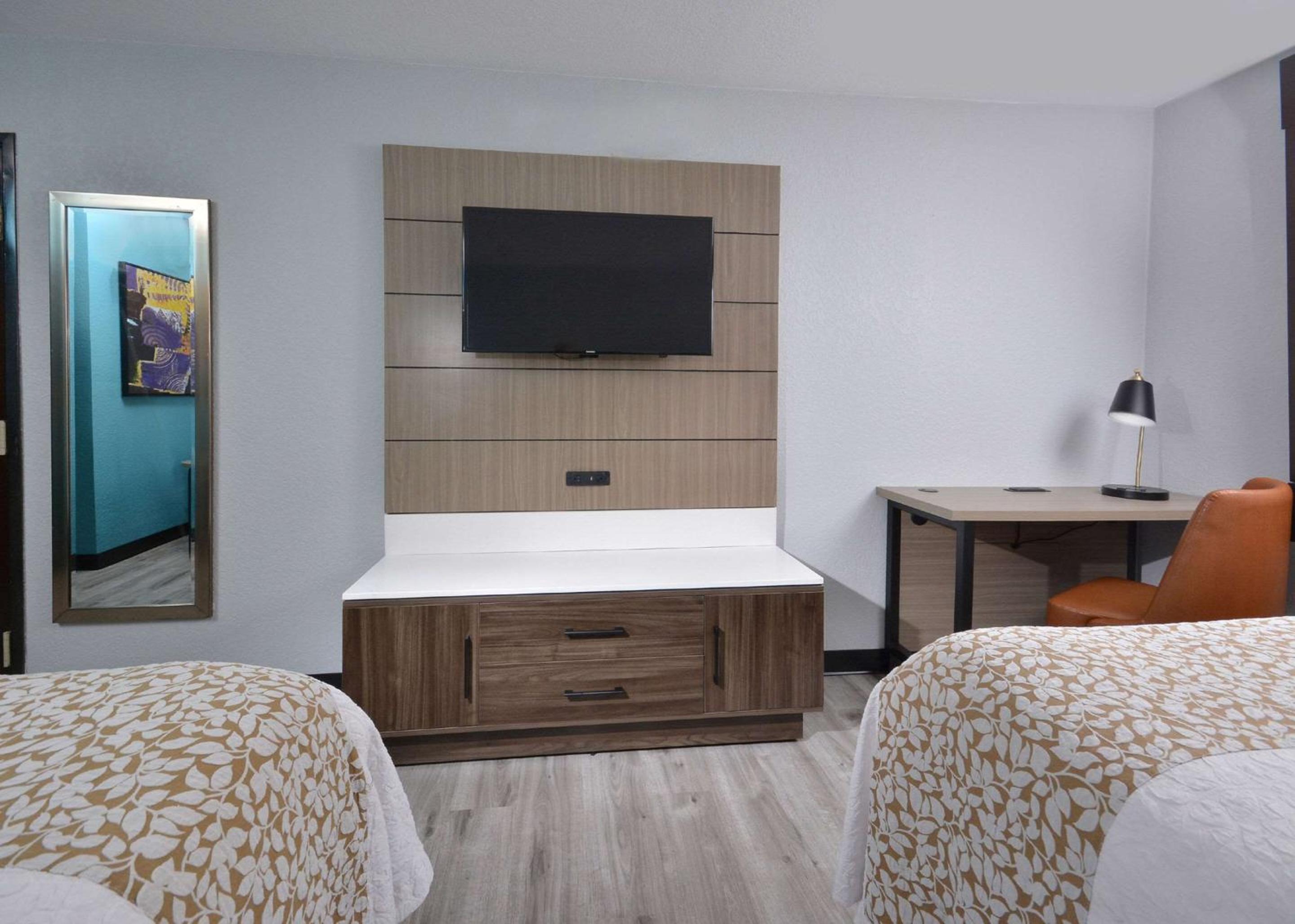 Queen Room with Two Queen Beds - Non-Smoking - Photo 3