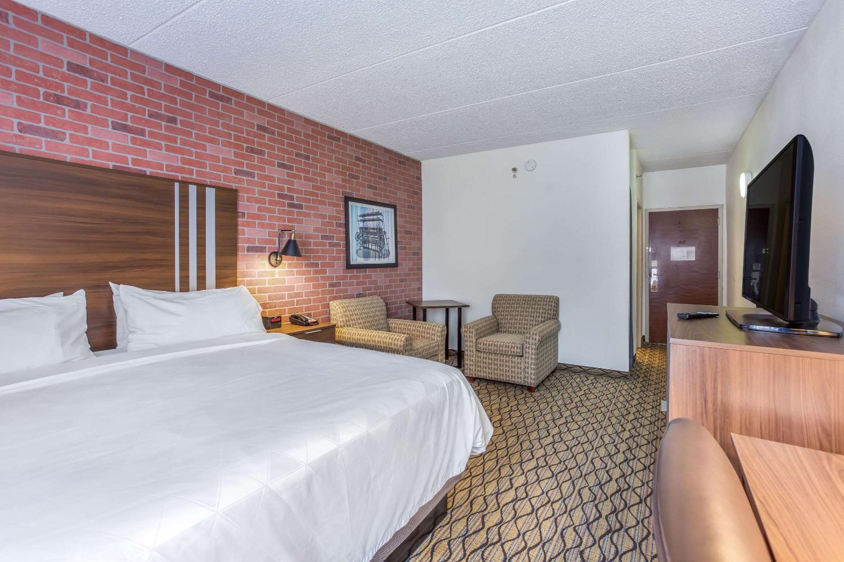Standard King Room - Non-Smoking  - Photo 16
