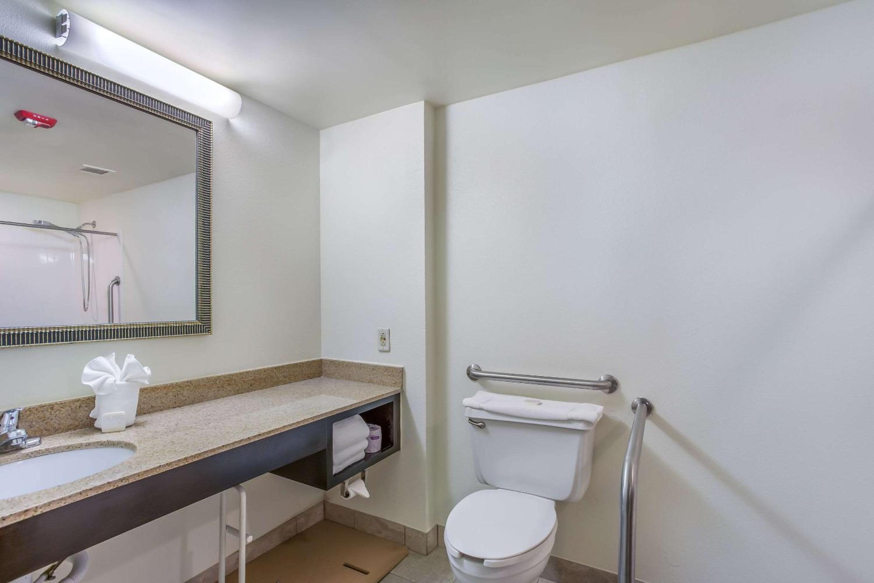 Queen Room with Tub and Sofa Bed - Accessible/Non-Smoking - Photo 7