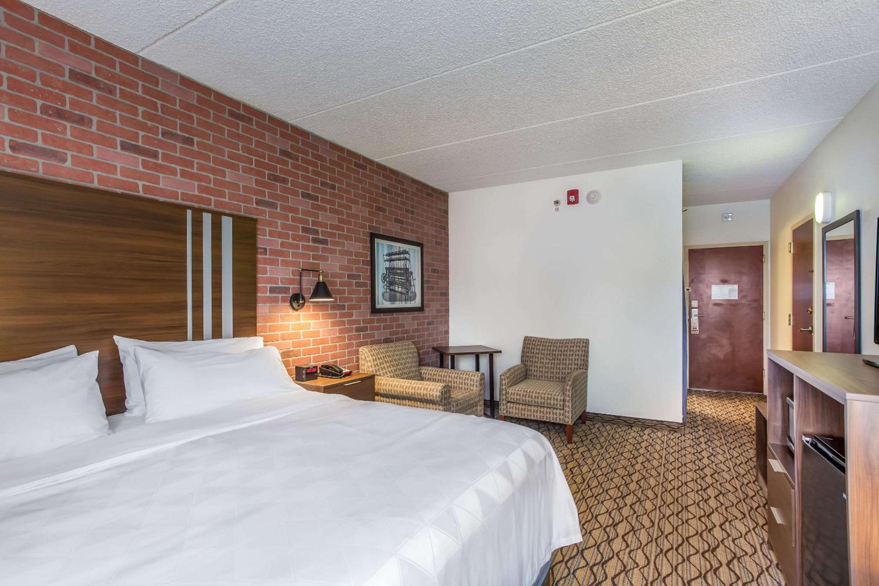 King Room - Accessible/Non-Smoking - Photo 8