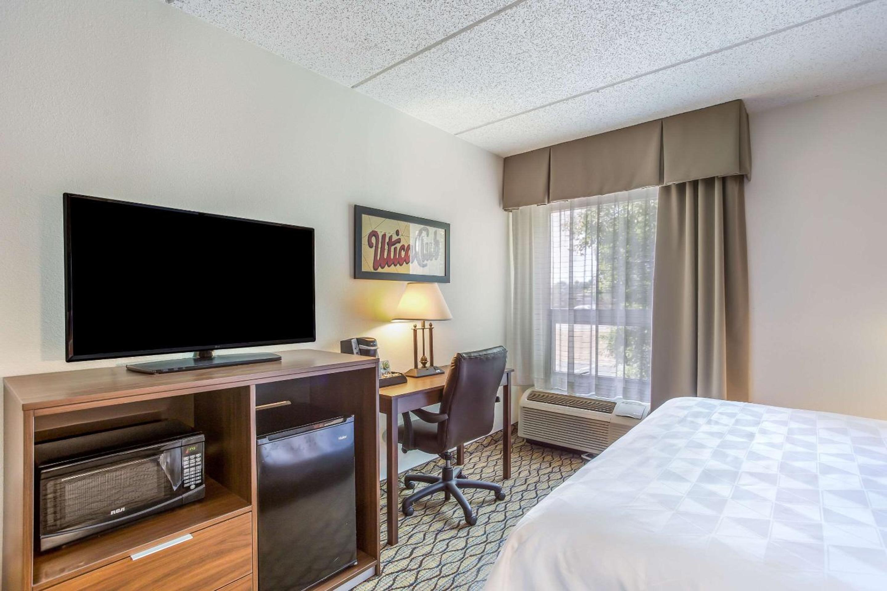 King Room with Sofa Bed - Non-Smoking - Photo 16